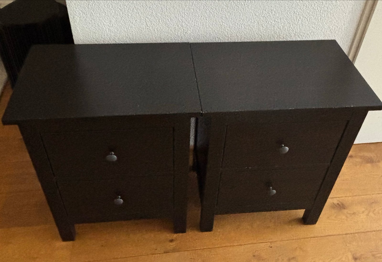 Twee donkerbruine nachtkastjes met lades Ikea Hemnes, Ophalen, Gebruikt, 55 tot 70 cm, 45 tot 65 cm