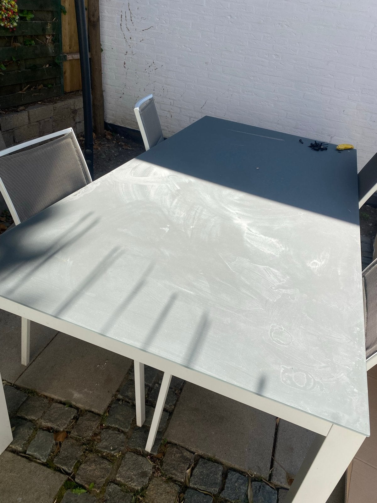 Grote Tuintafel met Wit Metaal Frame en Grijs Glasblad, Ophalen, Gebruikt, Rechthoekig, Metaal