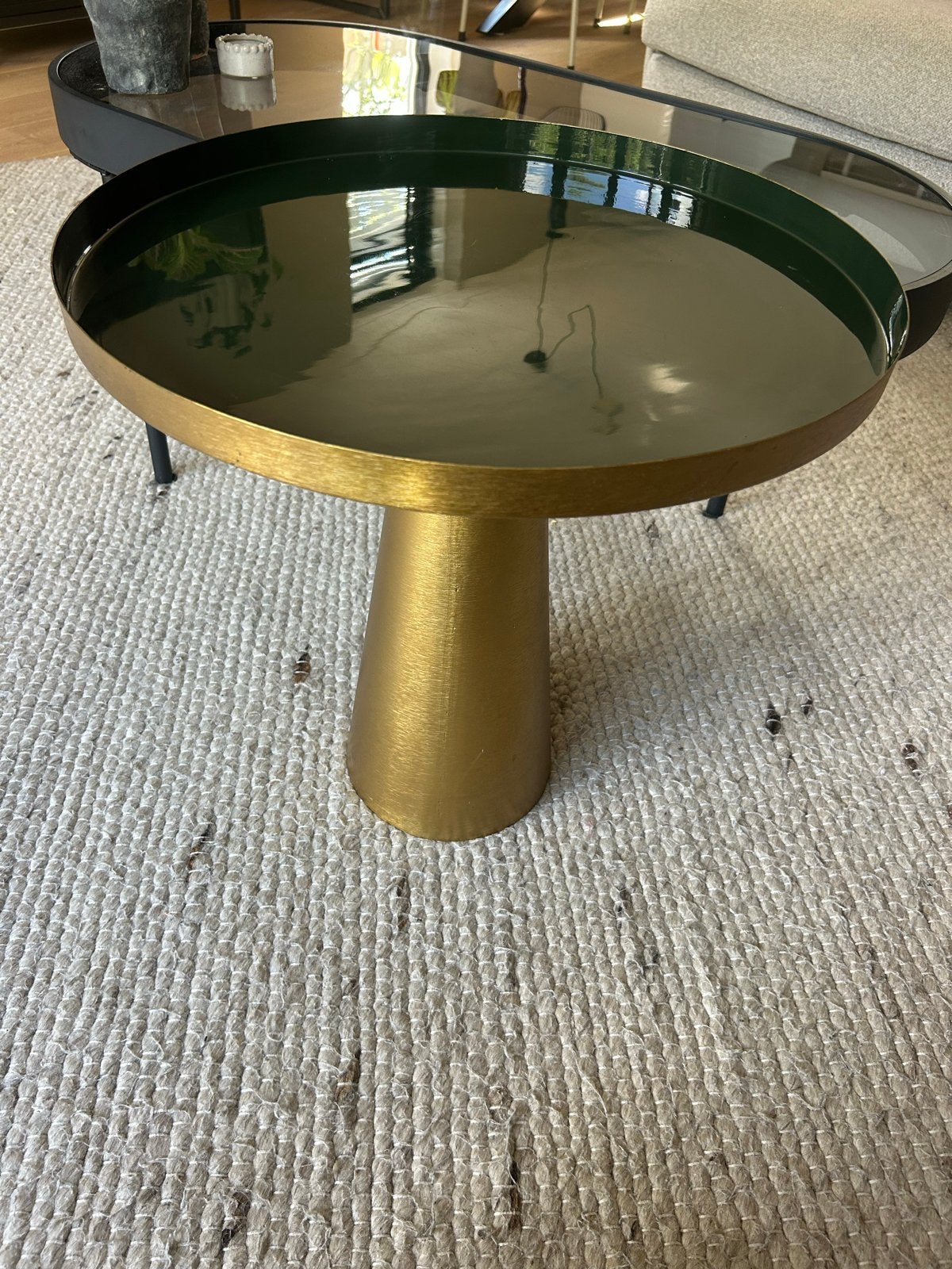 Gouden bijzettafel met donkergroen blad Liz Karwei, Minder dan 55 cm, Metaal of Aluminium, Rond, Zo goed als nieuw