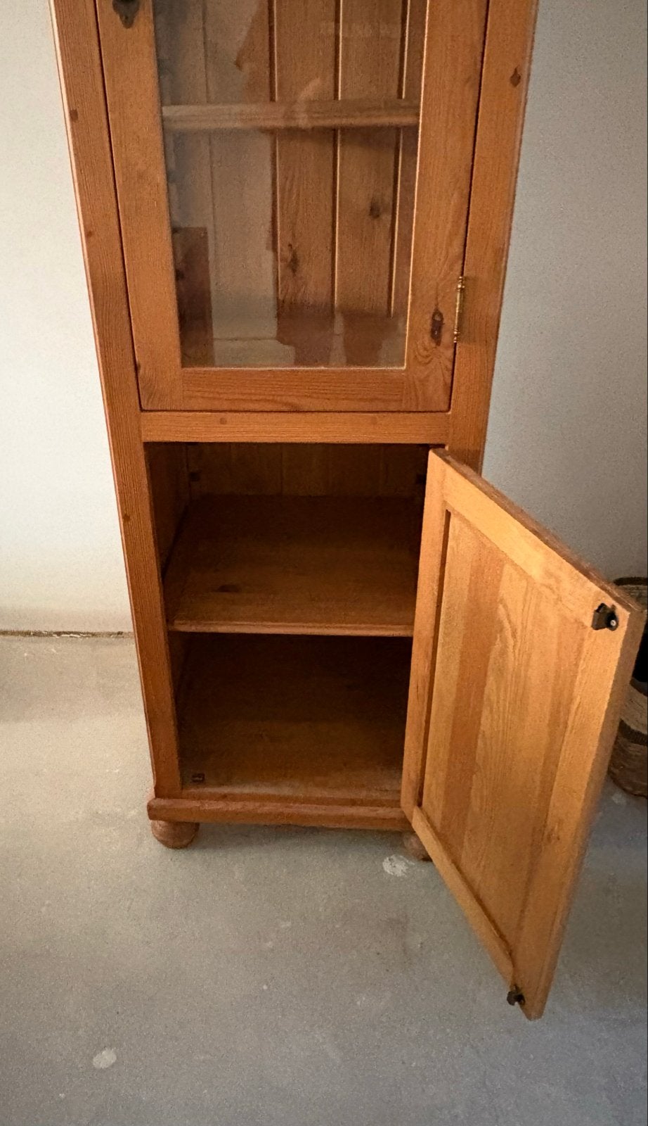 Grenen vitrinekast met glazen deur, Huis en Inrichting, Kasten | Vitrinekasten, Ophalen, Gebruikt, 50 tot 100 cm, 25 tot 50 cm