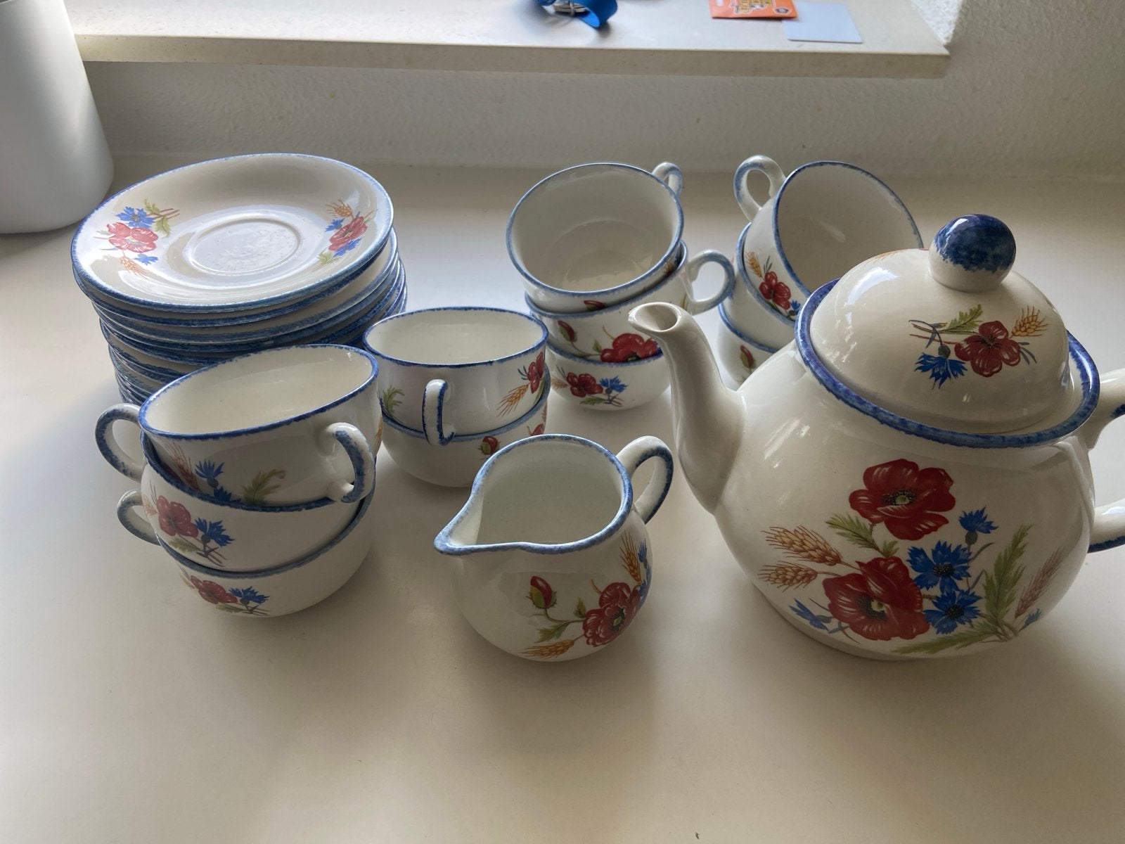 Theeservies met bloemmotief - 12 schotels, 11 kopjes, Huis en Inrichting, Keuken | Servies, Gebruikt, Keramiek, Landelijk/Boerenbont