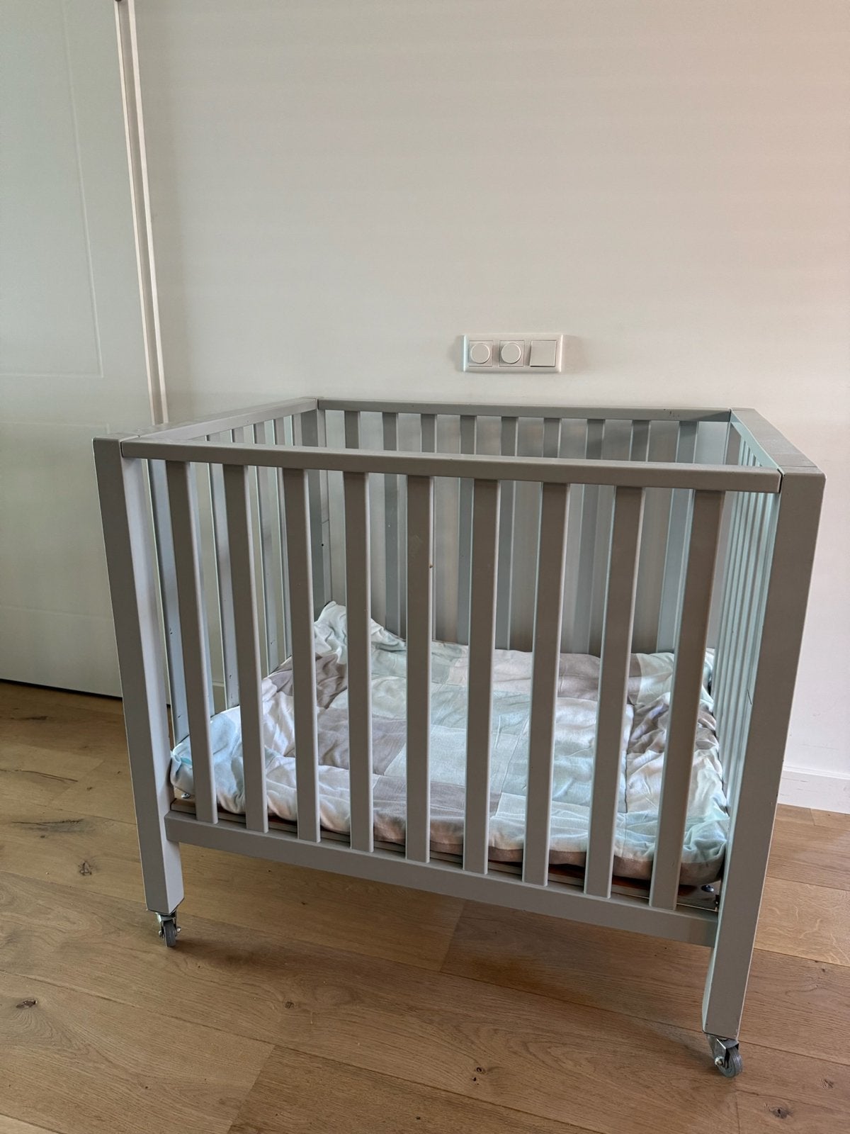 Bopita verrijdbare baby box met wieltjes incl. Boxkleedd, Ophalen, Zo goed als nieuw, Ledikant