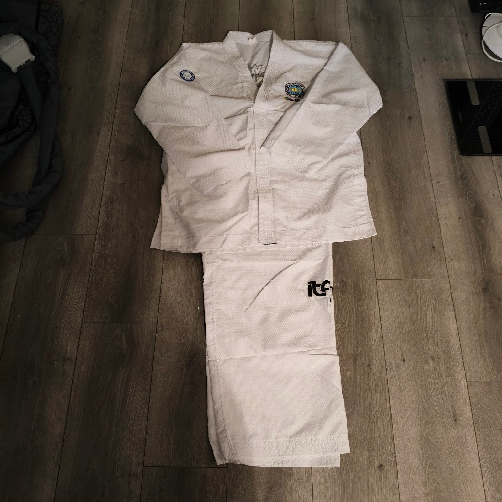 Taekwondo set: pak, bescherming en banden, Taekwondo, Maat XL, Ophalen of Verzenden, Zo goed als nieuw