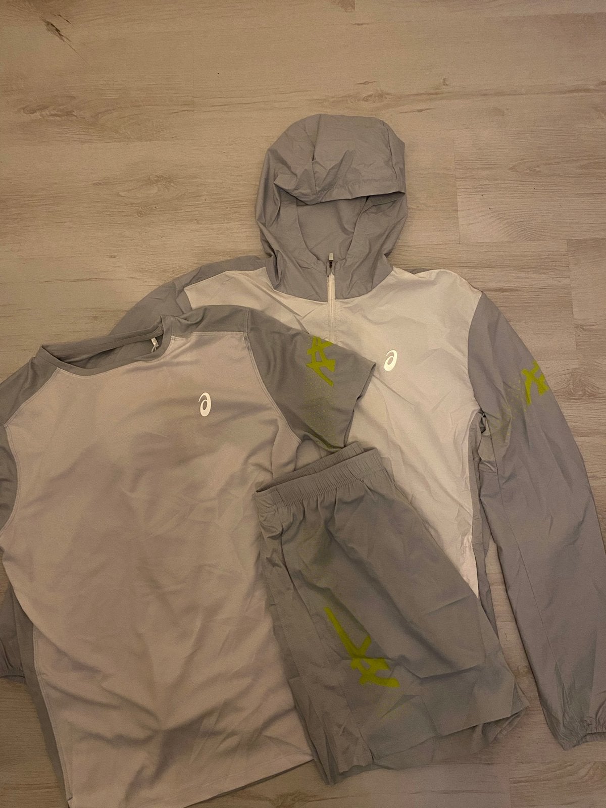 Asics sportkleding set - T-shirt, korte broek en jas, Maat 52/54 (L), Ophalen of Verzenden, Zo goed als nieuw, Hardlopen of Fietsen
