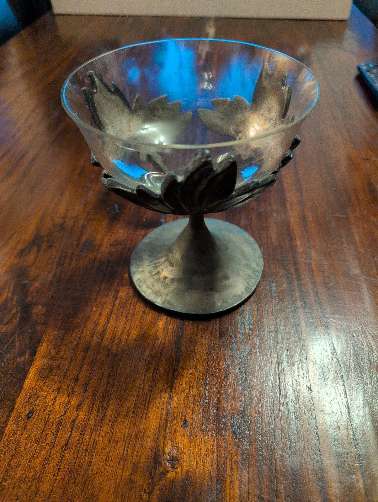 Vintage Glazen Kom met Metalen Voetstuk - Bladmotief, Antiek en Kunst, Ophalen of Verzenden