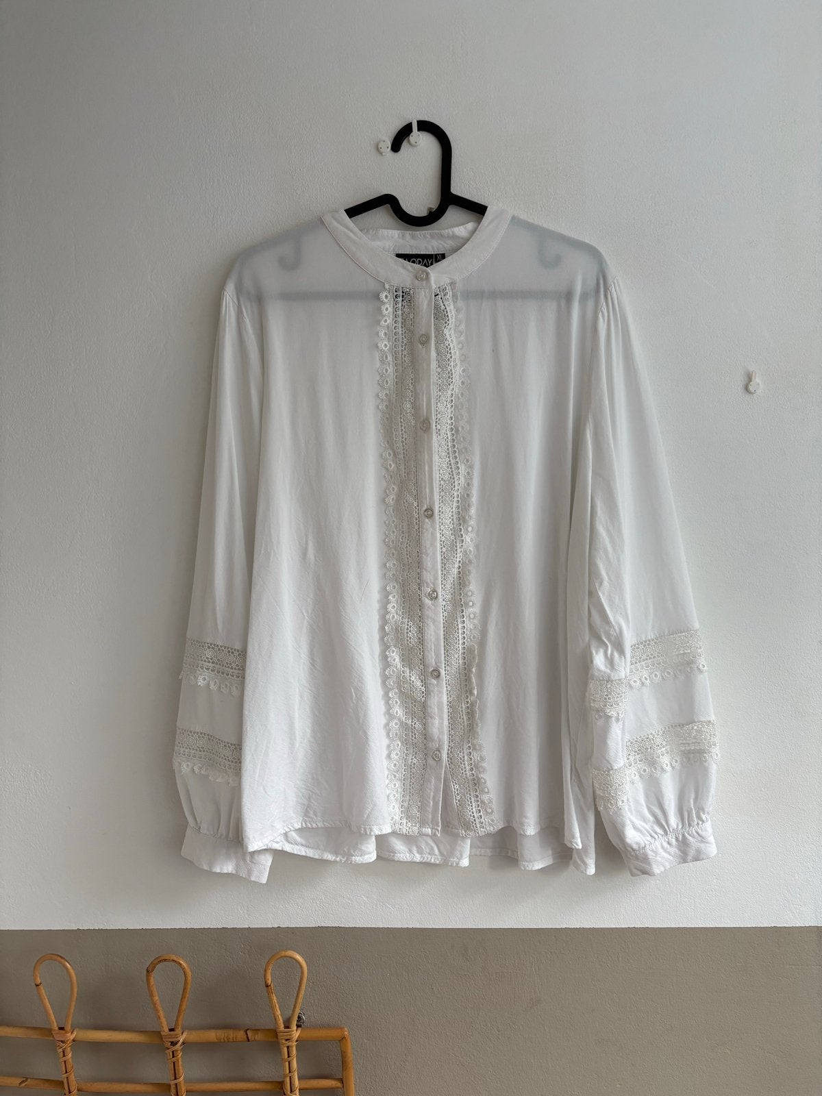 Witte dames blouse met kant - Maat XL, Kleding | Dames, Ophalen of Verzenden, Zo goed als nieuw, Maat 46/48 (XL) of groter, Wit