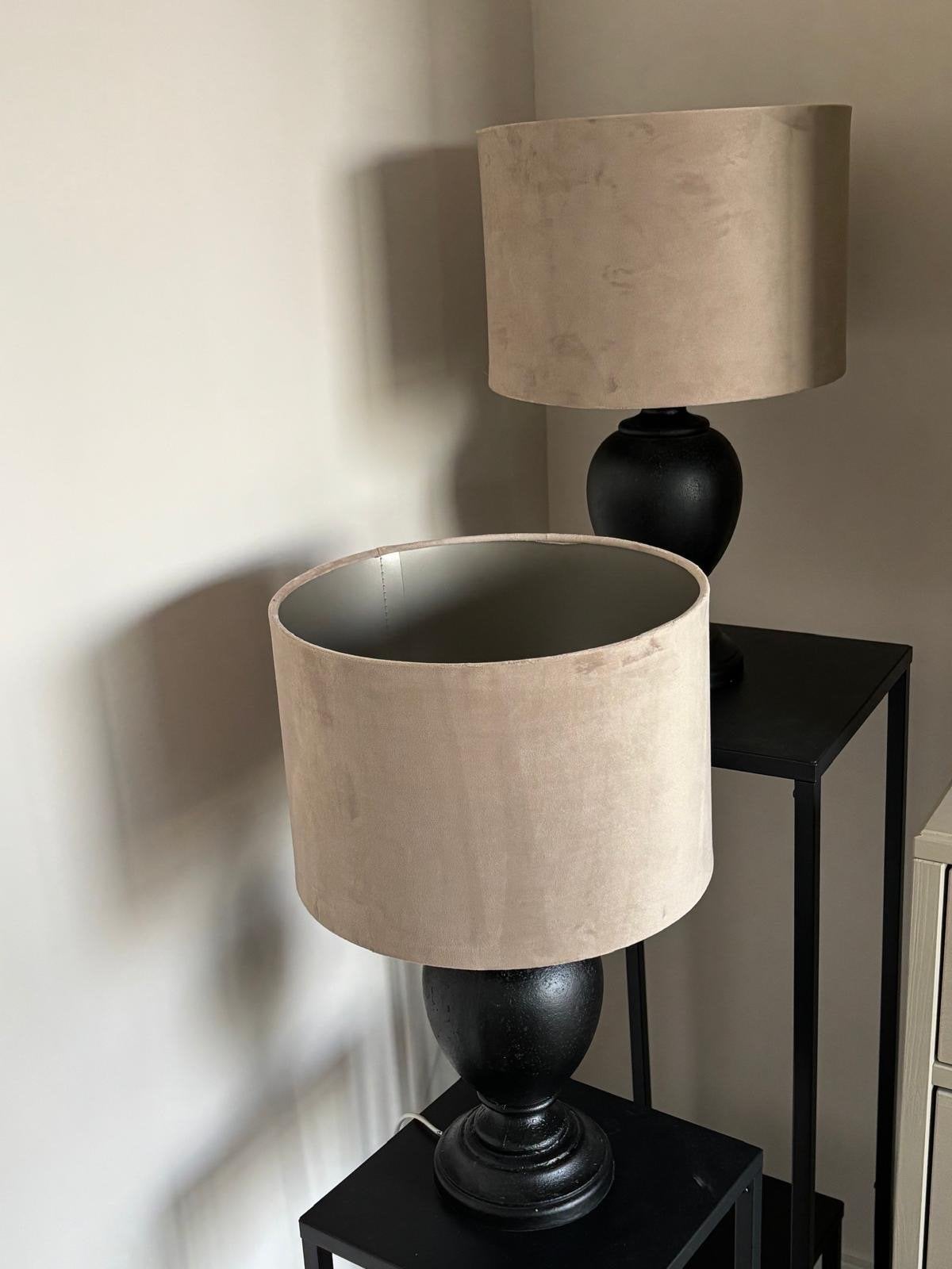 Stijlvolle tafellampen met zwarte voet en beige velours kap, Huis en Inrichting, Lampen | Tafellampen, Met schakelaar, Gebruikt