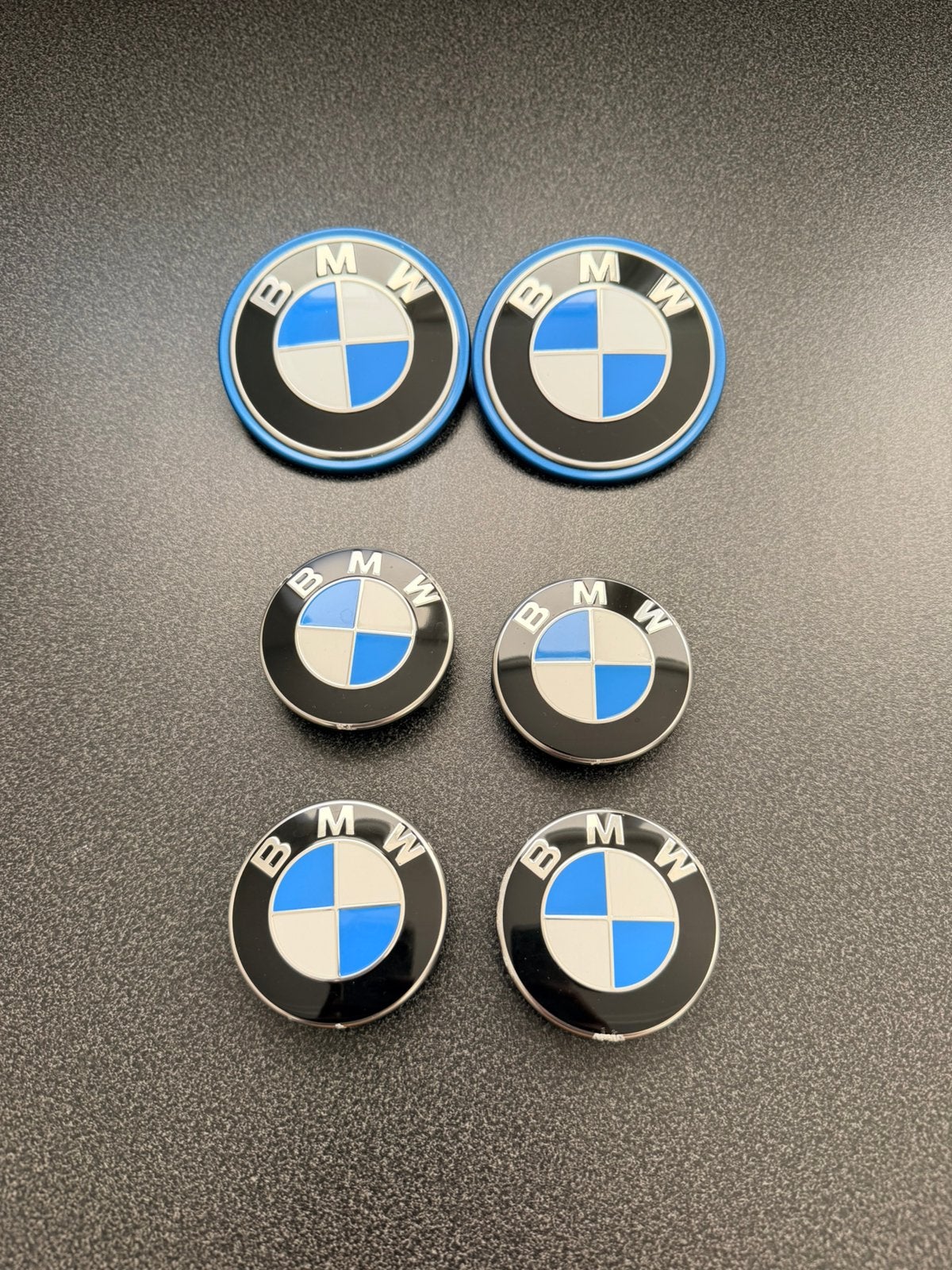 Originele BMW emblemen + wielnaafdoppen set – 330e Touring, Ophalen, Zo goed als nieuw