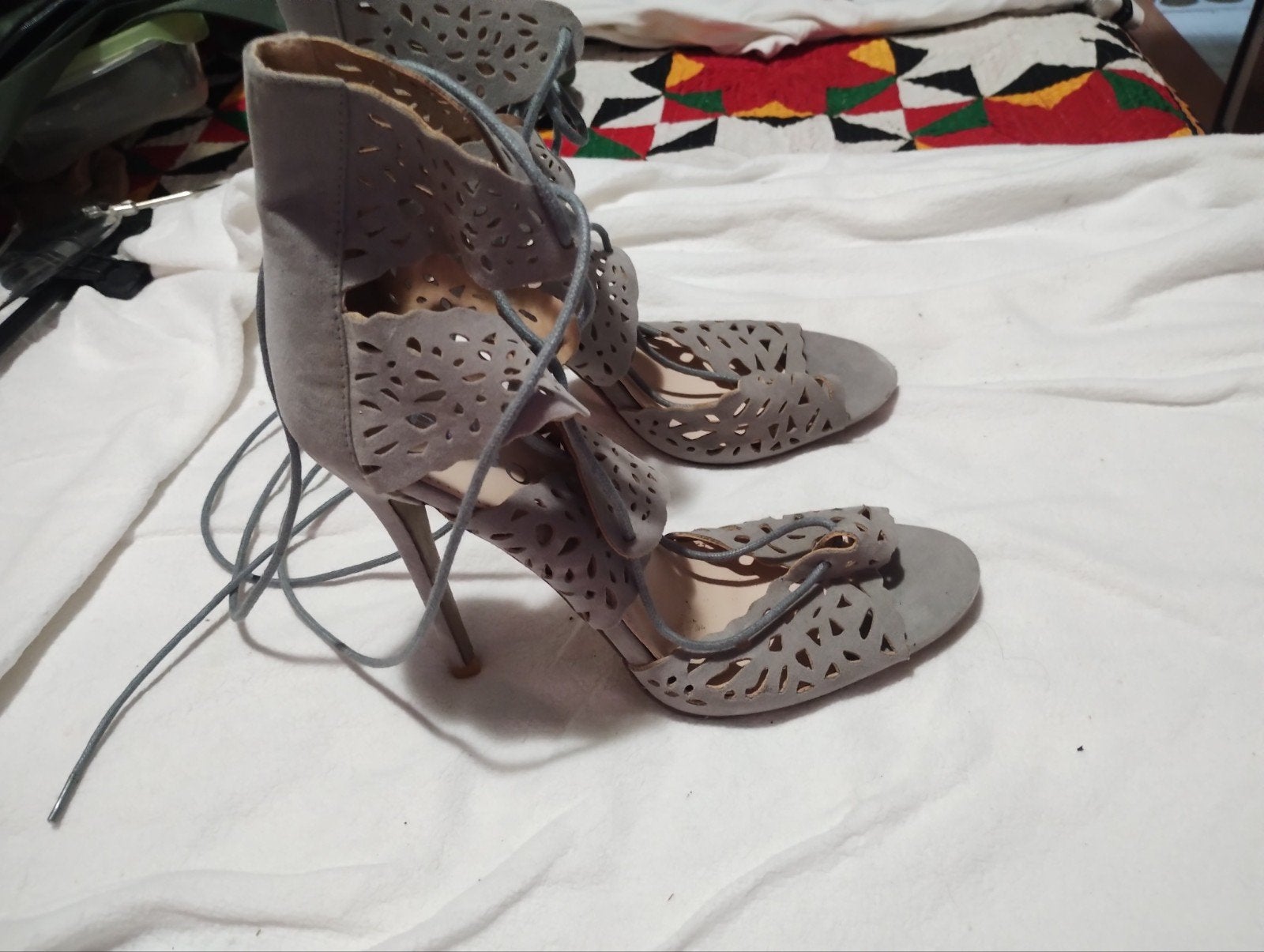 Bebo grijze sandalen met hoge hak en vetersluiting, Kleding | Dames, Bebo, Zo goed als nieuw, Grijs, Sandalen of Muiltjes