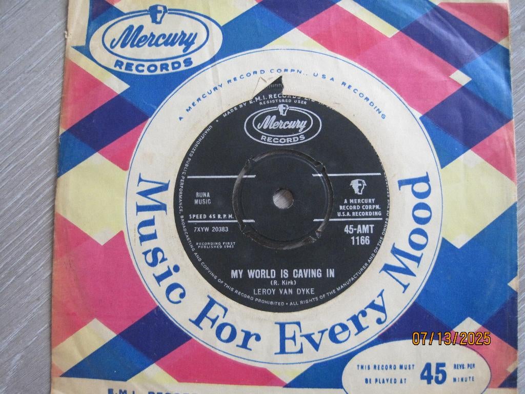 Leroy van Dyke   -   Walk on by, 7 inch, Single, Ophalen of Verzenden, Zo goed als nieuw