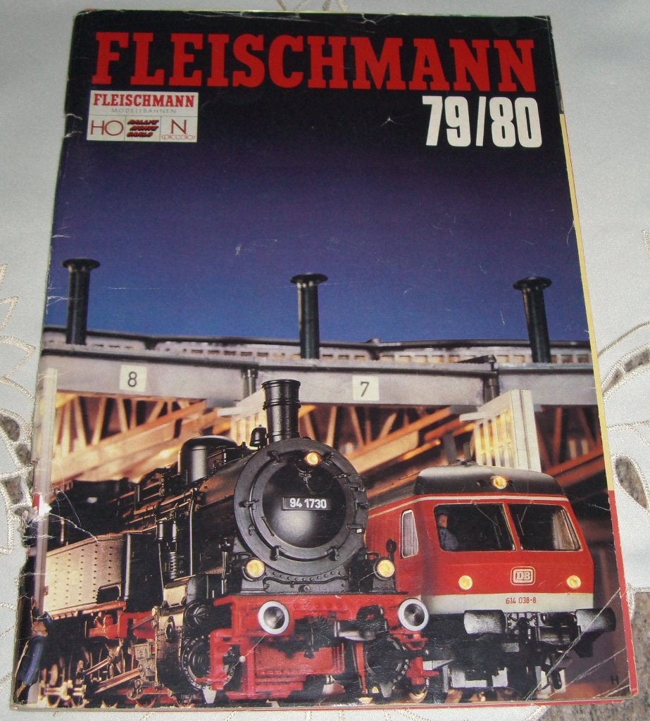 Ongeveer 80 items over Treinen - Boeken - Catalogi - folders, Ophalen, Zo goed als nieuw, Trein, Boek of Tijdschrift