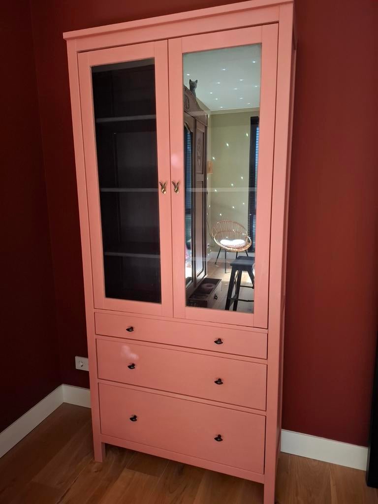 IKEA Hemnes Vitrinekast - Scandinavian Pink & Zwart, Ophalen, Gebruikt, Met deur(en), Scandinavisch, Landelijk, Brocante