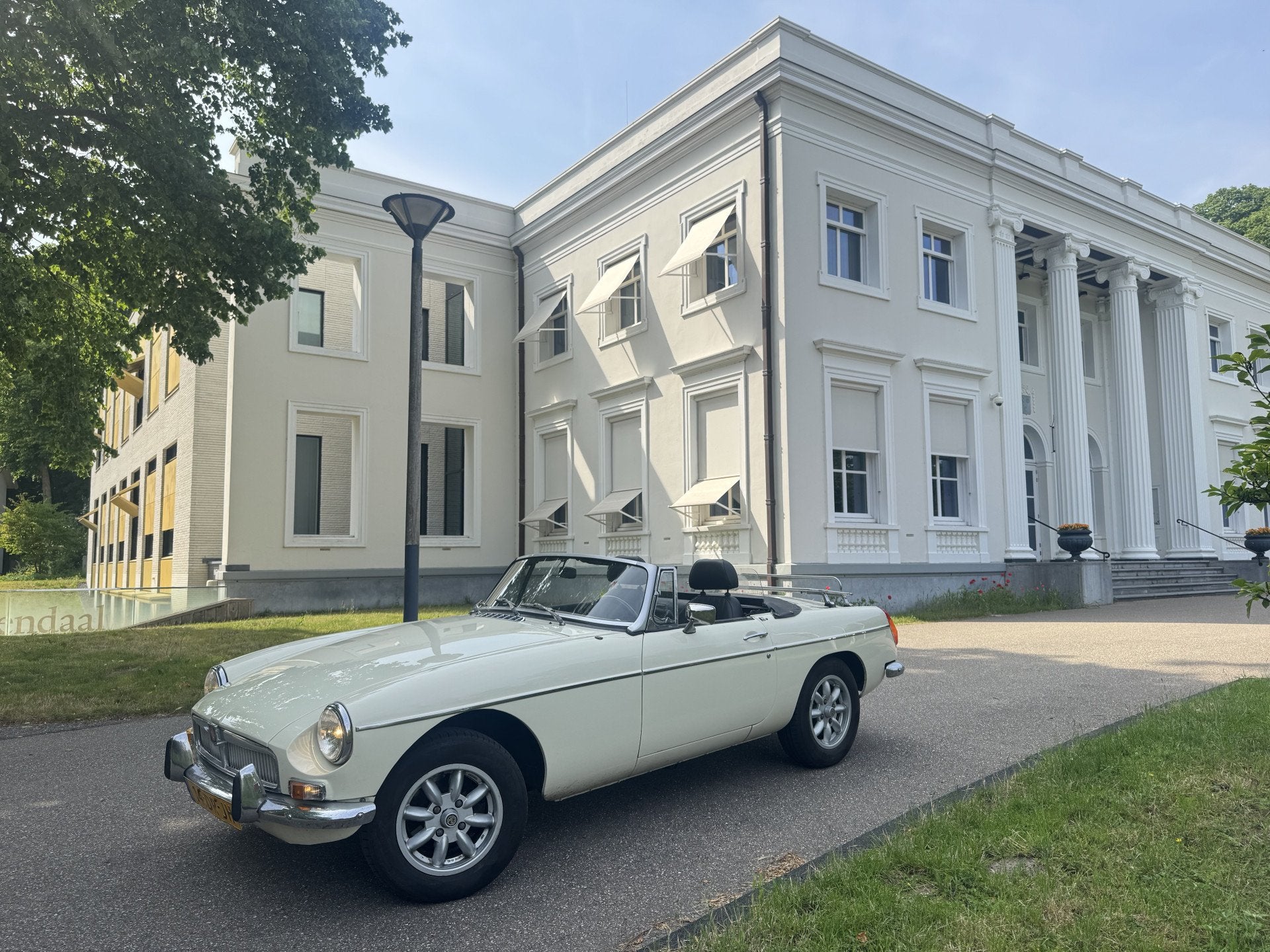 MG B 1.8 CABRIO, PROFESSIONEEL GERESTAUREERD (bj 1979), Auto's, Oldtimers, Achterwielaandrijving, Cabriolet, Wit, Bedrijf