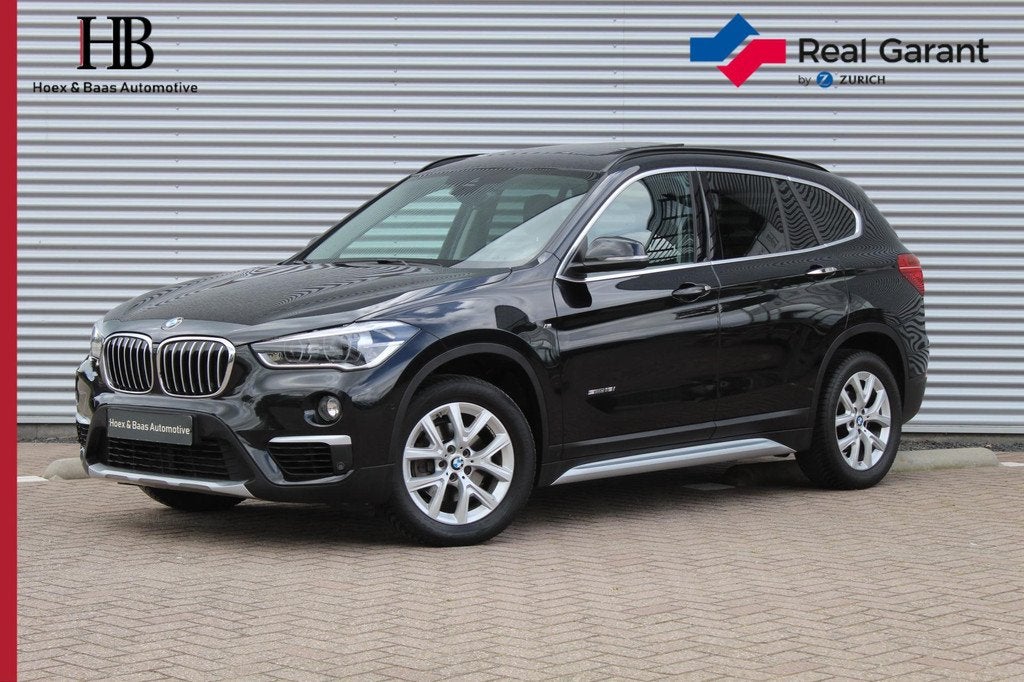 BMW X1 sDrive18i Pano/Headup/Stoelverw/Leder/Sportstoelen, Gebruikt, Zwart, Leder, 3 cilinders