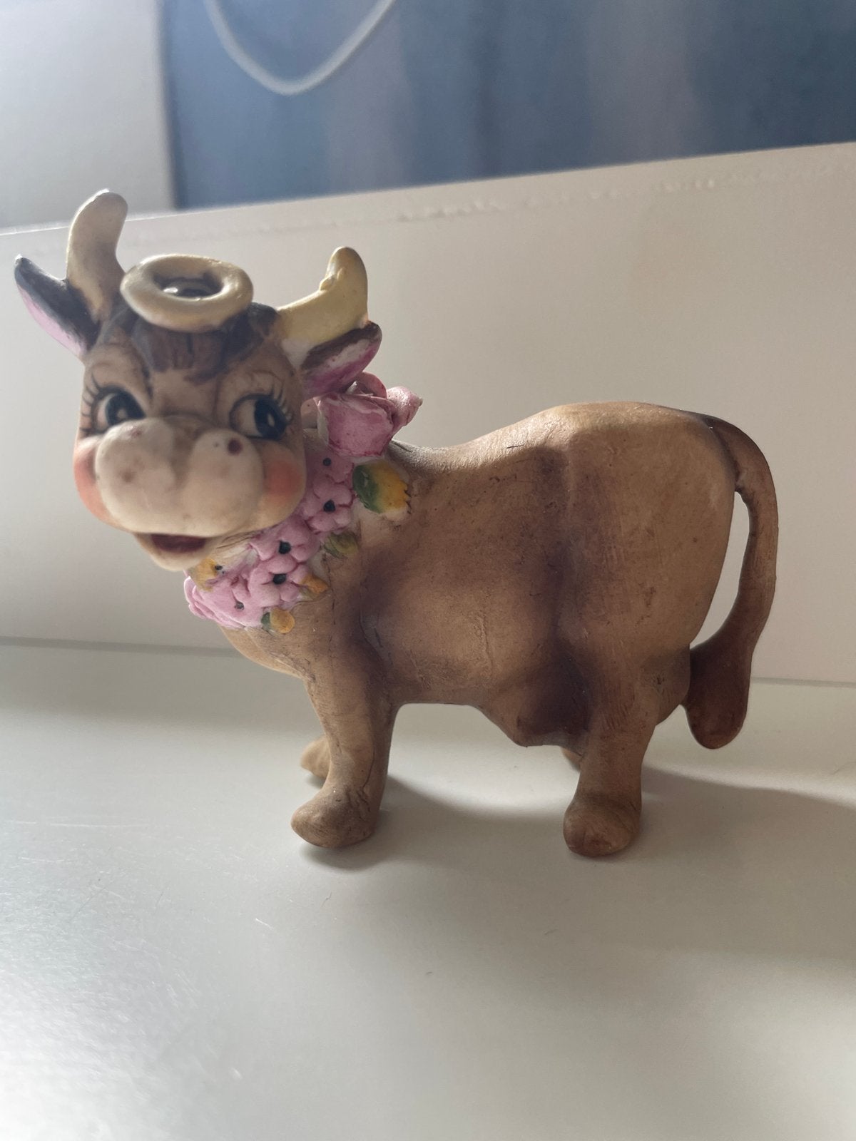 Schattig beeldje van een koe met bloemenkrans en aureool, Ophalen of Verzenden, Gebruikt, Boerderijdier, Beeldje of Figuurtje