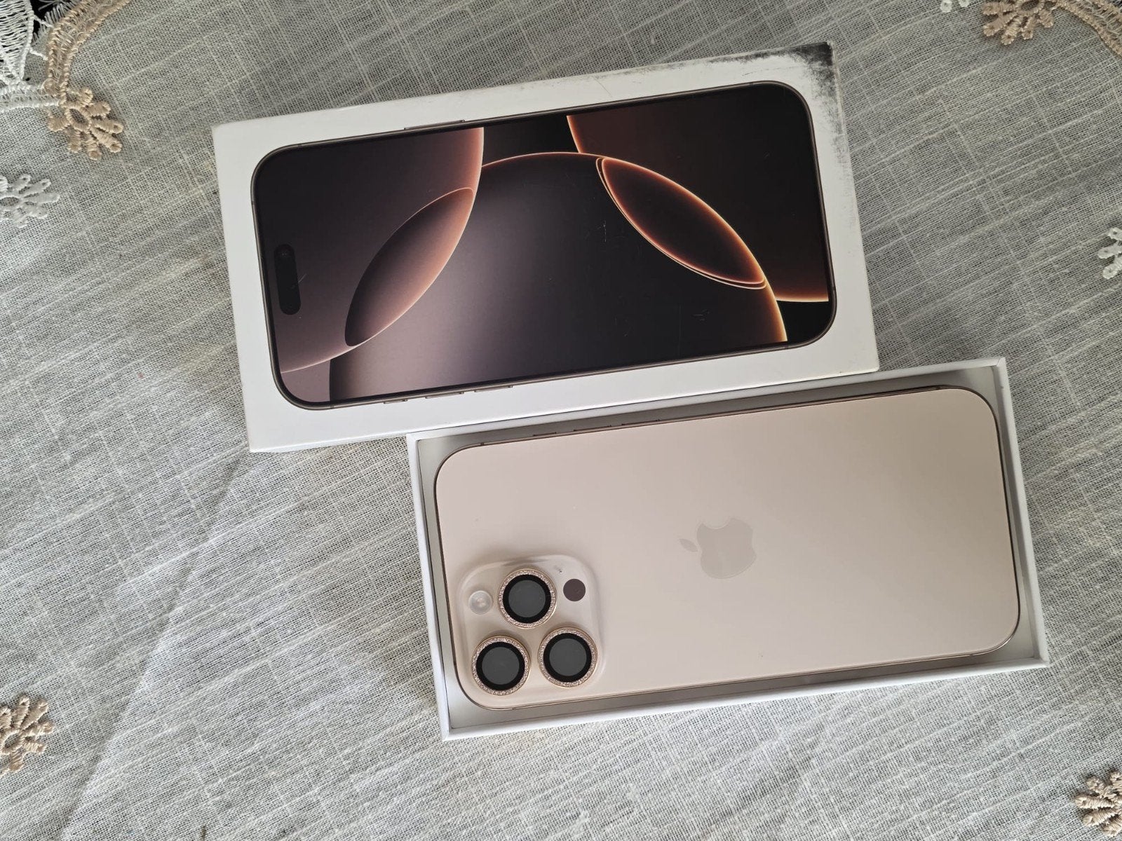 Apple iPhone 16 Pro Max 256GB Goud -  inclusief 17 hoesjes, Telecommunicatie, IPhone 16 Pro Max, Zo goed als nieuw, Zonder simlock