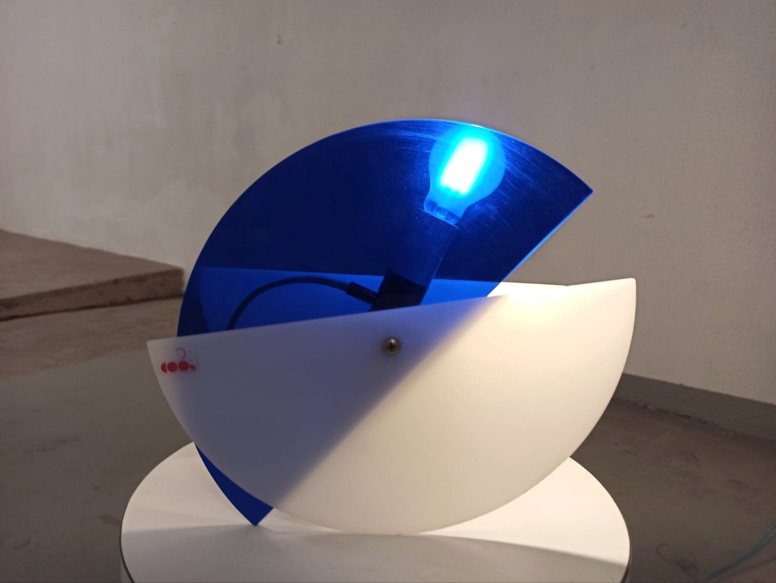 Memphis Milano stijl tafellamp lamp, wit en blauw, Tweedehands, Kunststof, Tweedehands, Ophalen of Verzenden