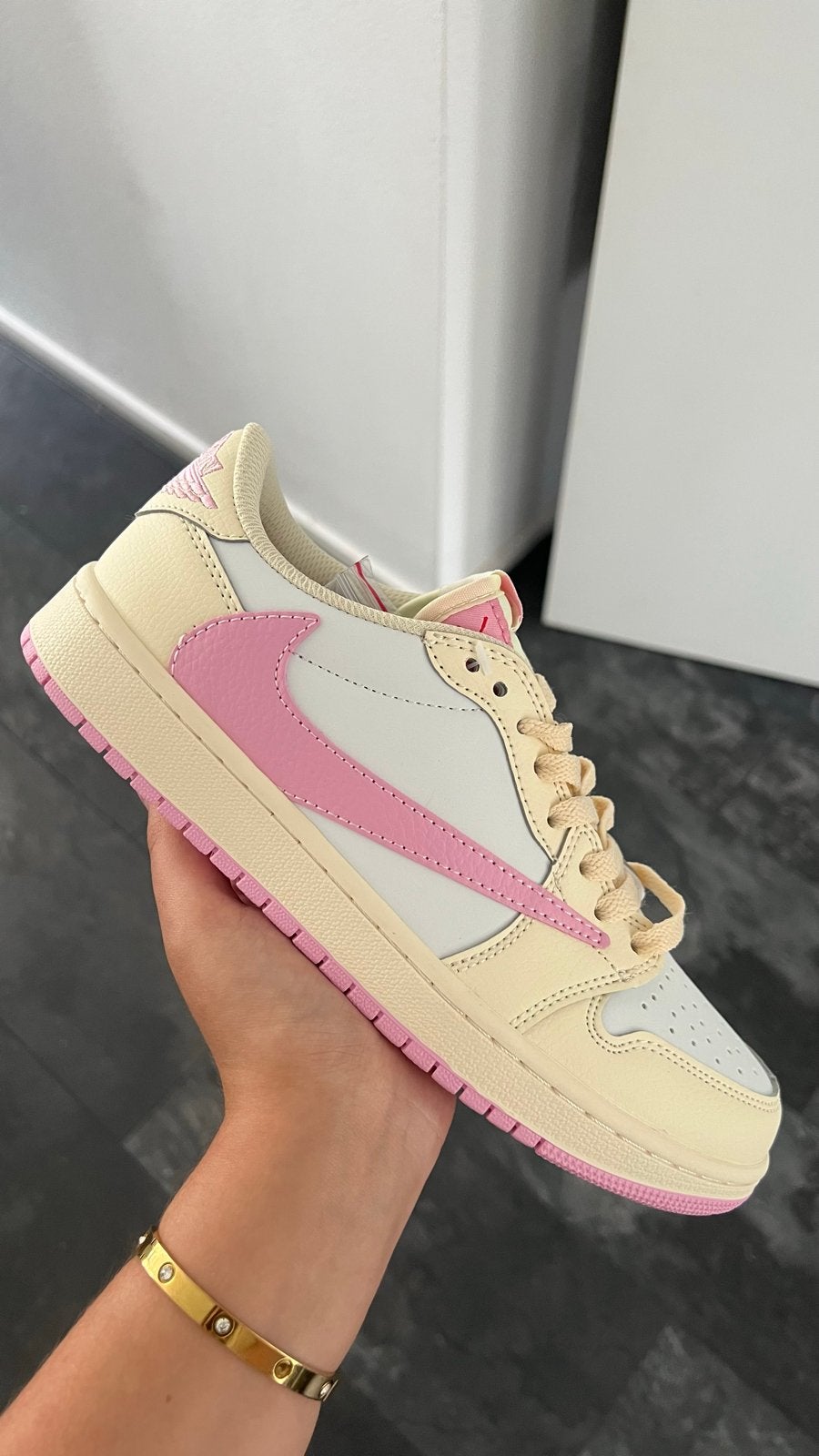 AIR JORDAN TRAVIS SCOTT X AIR JORDAN 1 LOW OG "SHY PINK", Overige kleuren, Nieuw, Ophalen of Verzenden, Sneakers of Gympen