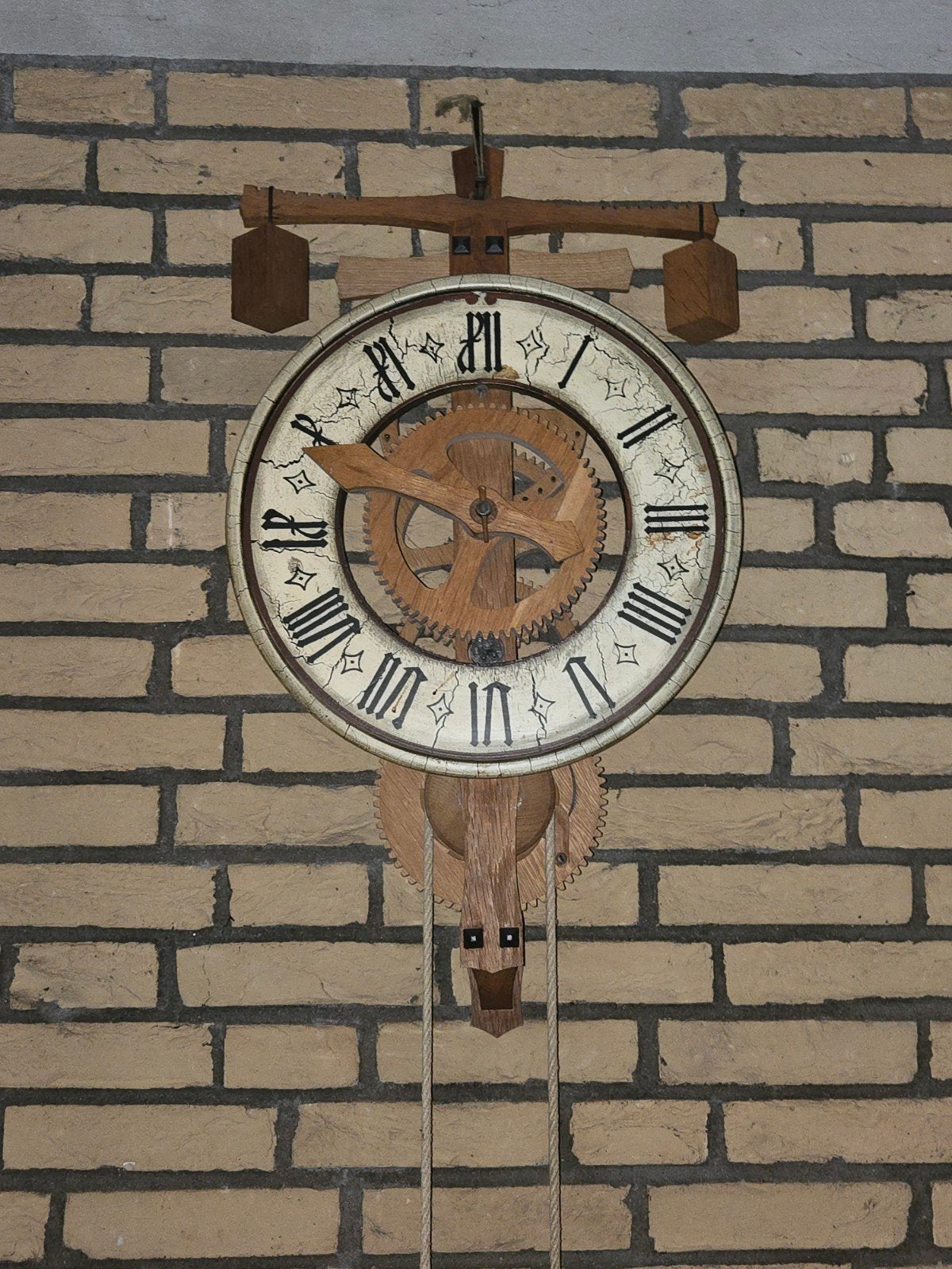 Vintage Zwitserse houten klok 17e eeuws model steengewicht, Ophalen, Analoog, Handgemaakt, Wandklok