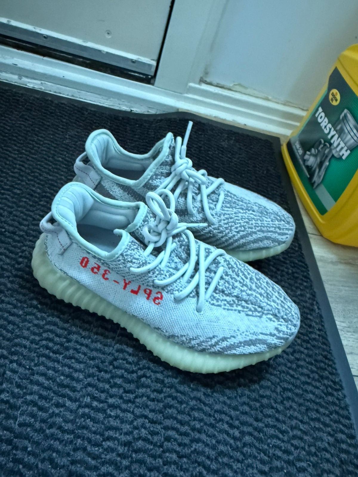 yeezy 350 bleu tint, Ophalen of Verzenden, Zo goed als nieuw, Hardloopschoenen, Overige merken