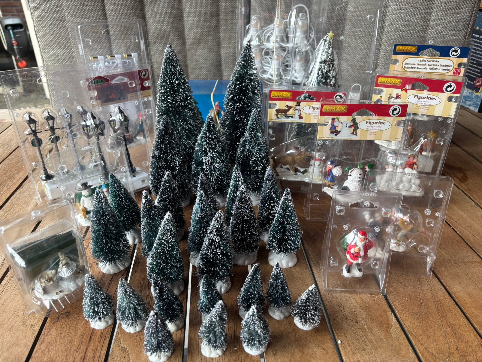 Grote Lemax Kerstdorp Set – Bomen, Figuren en Lantaarns, Diversen, Kerst, Ophalen of Verzenden, Zo goed als nieuw