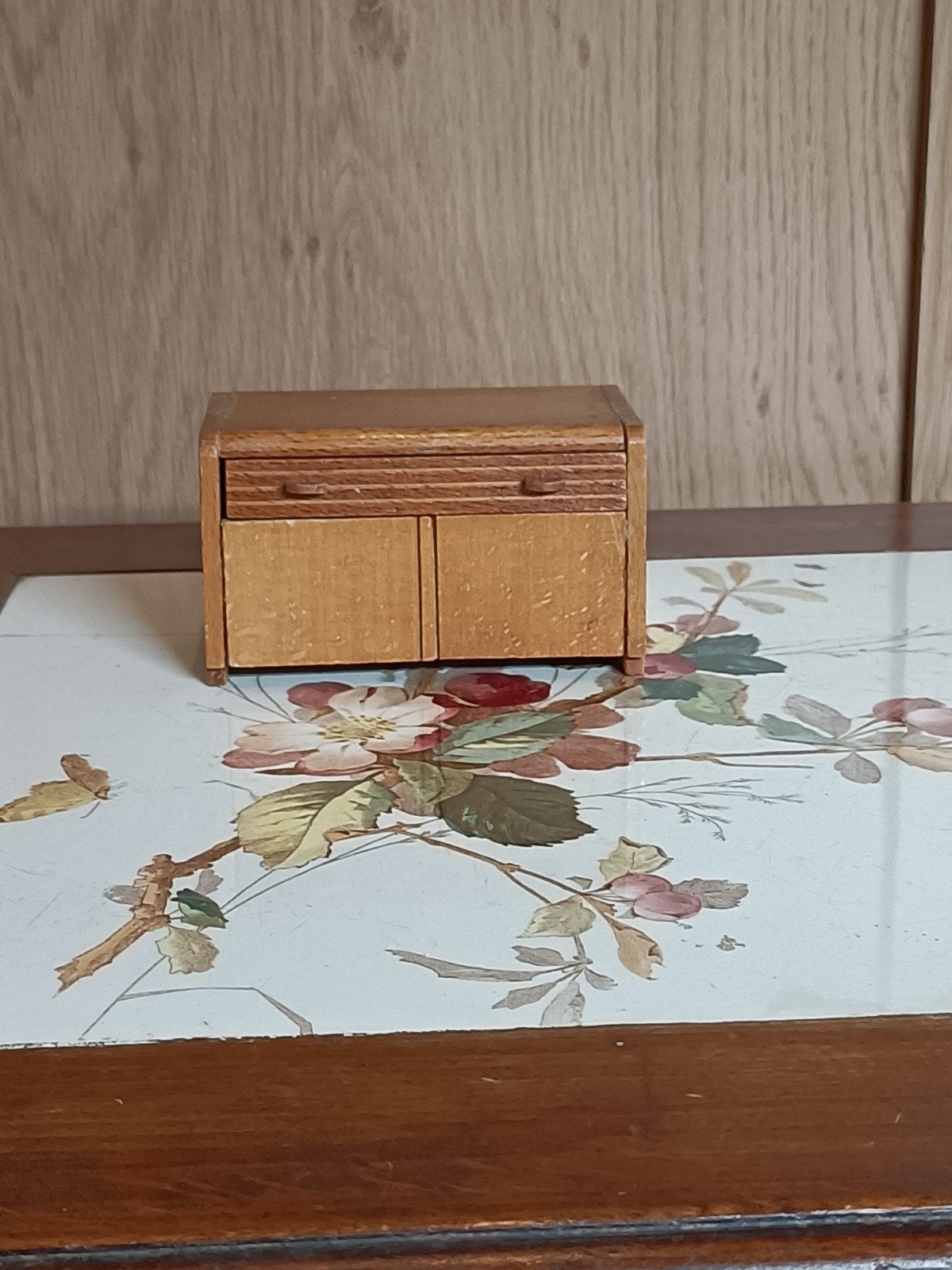 Vintage Poppenhuis kastje met waskom in lade 1:12, Ophalen of Verzenden, Gebruikt, Poppenhuis