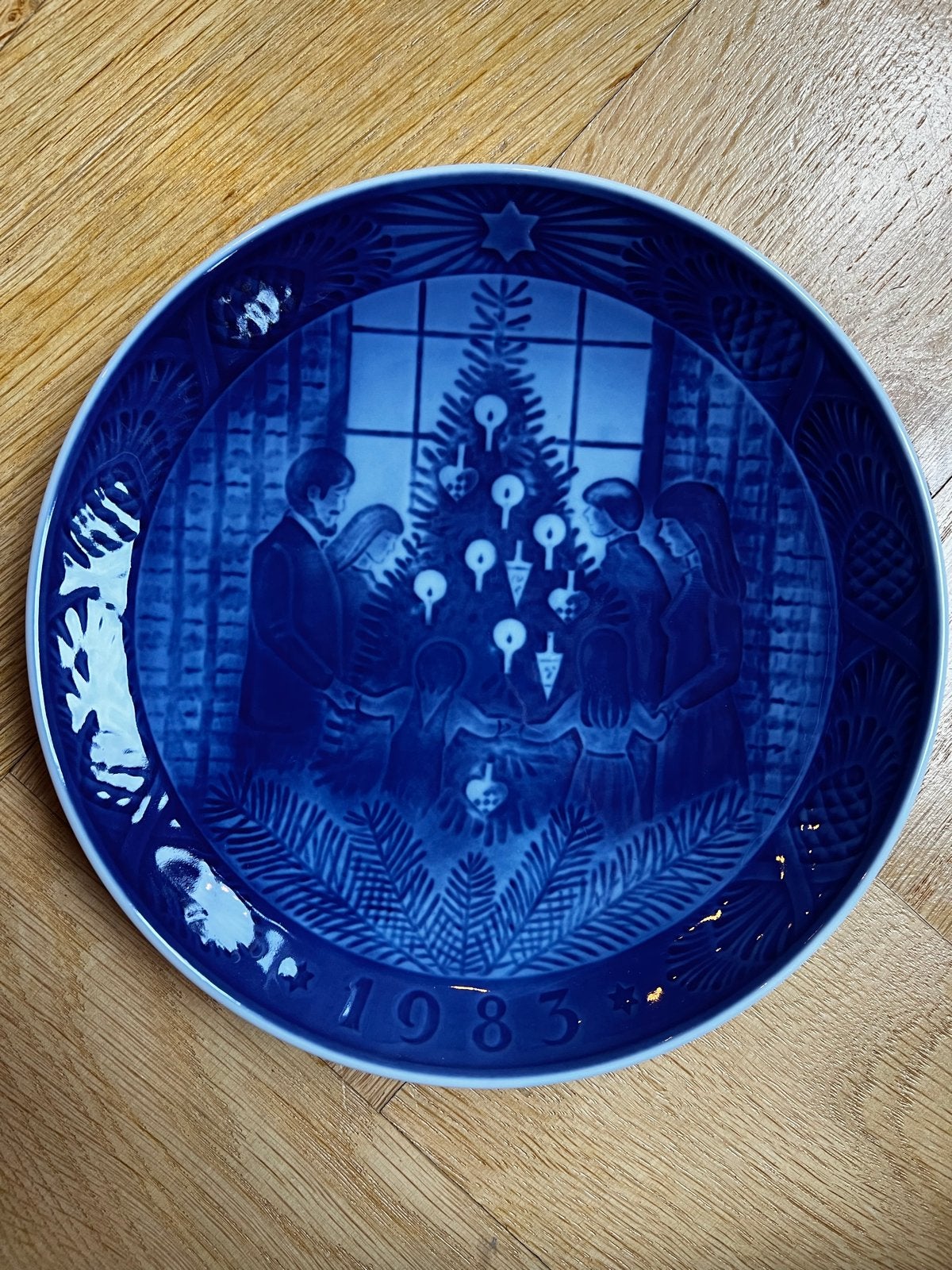Royal Copenhagen Kerstbord 1983 - Familie bij Kerstboom, Ophalen of Verzenden
