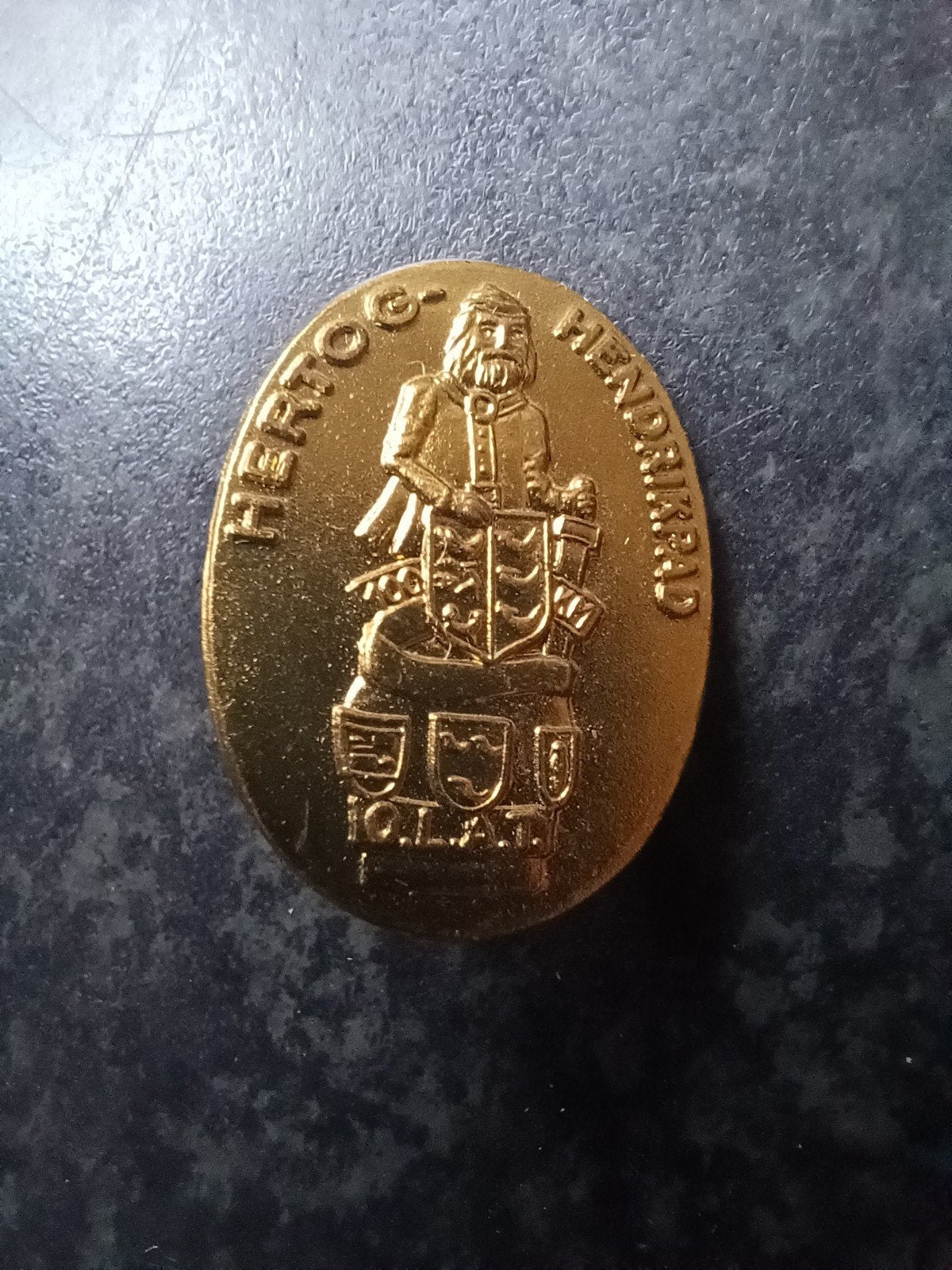 Speld Hertog Hendrikpad 100km OLAT (Eindhoven) goudkleur, Verzamelen, Ophalen of Verzenden, Gebruikt, Sport, Speldje of Pin