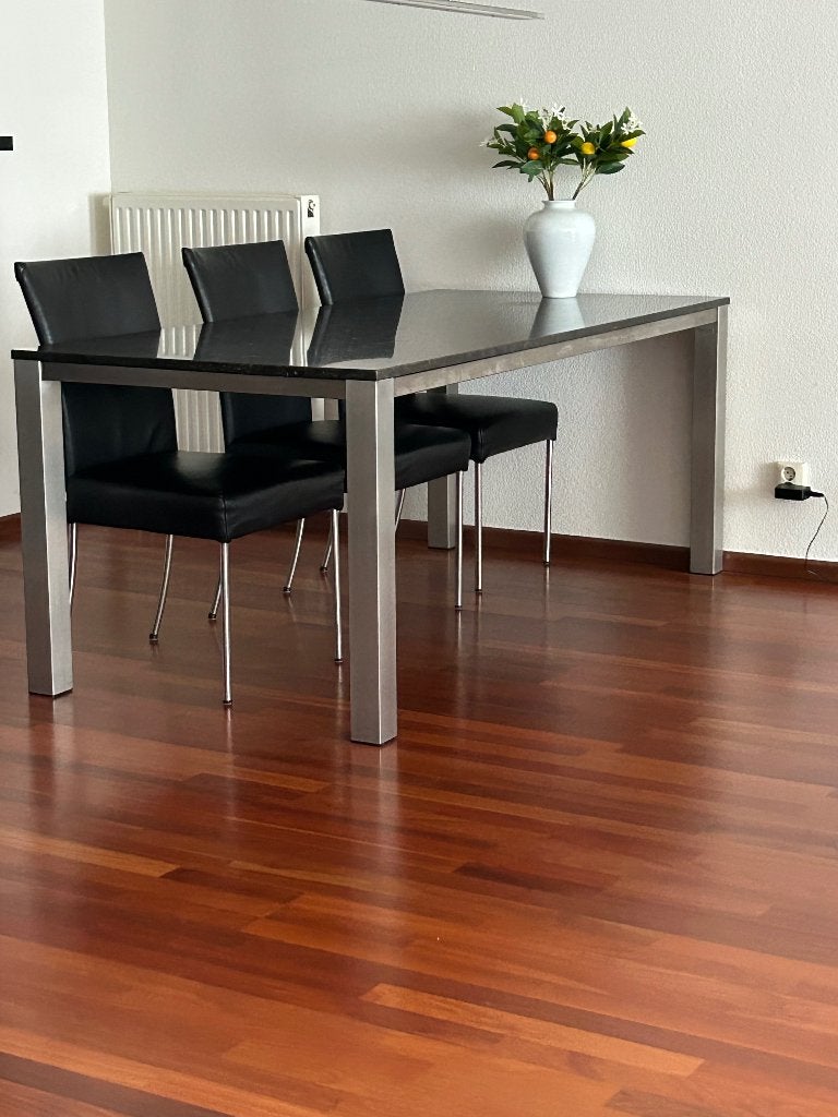 Foto 2 van Moderne eettafel