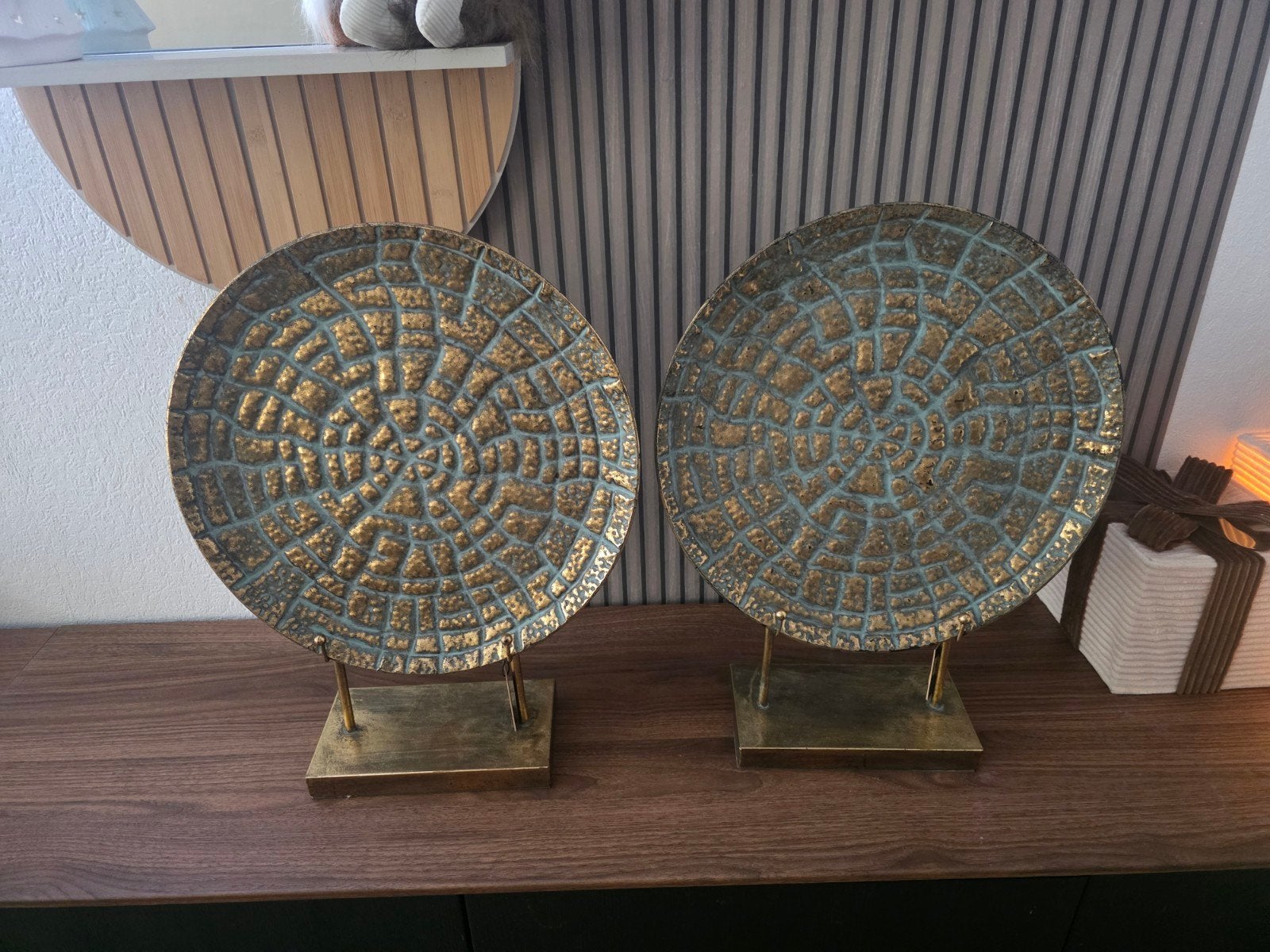 Set van 2 decoratieve schijven op standaard – goud, Ophalen
