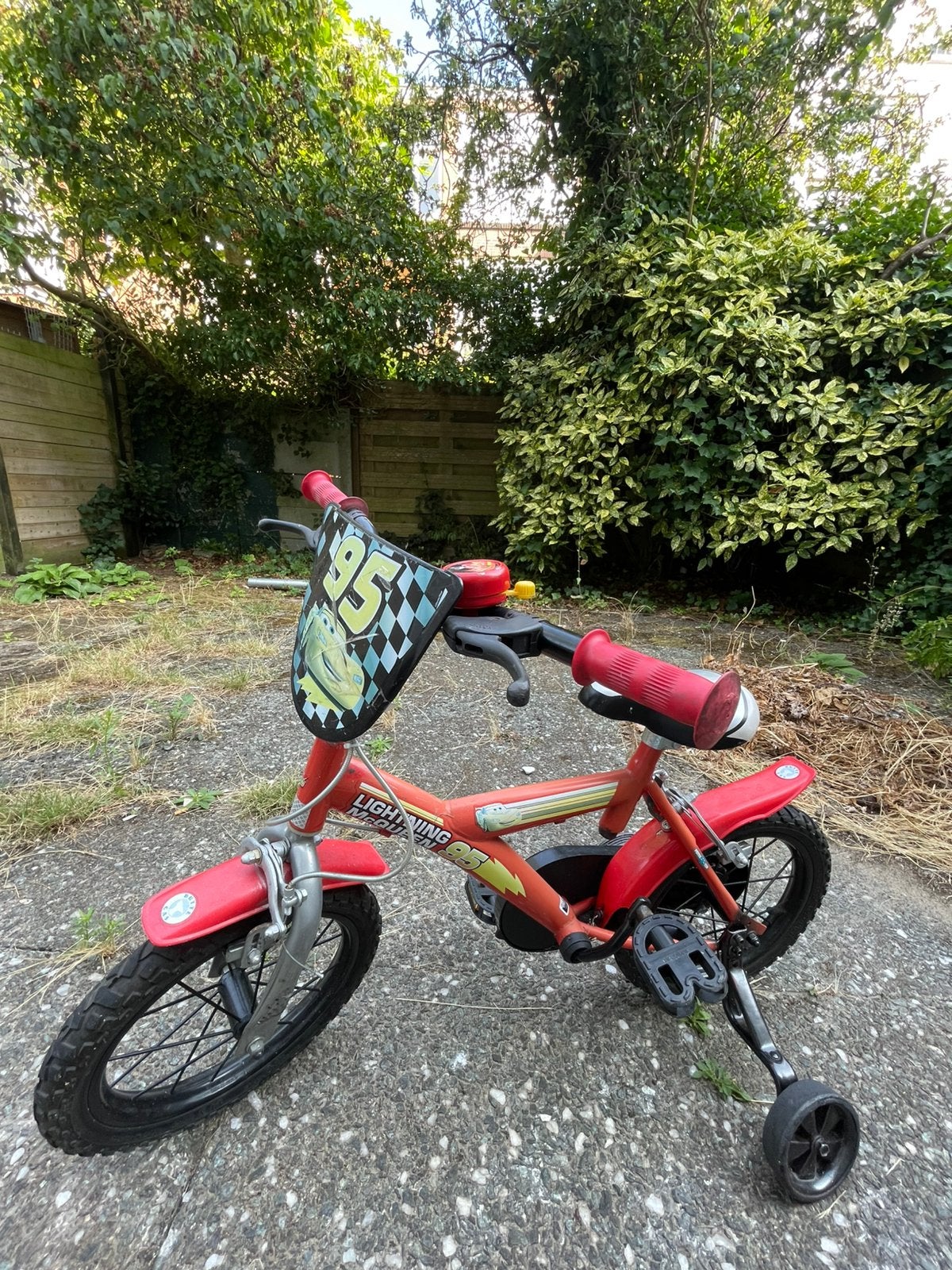 Disney Cars Lightning McQueen 95 Kinderfiets, Terugtraprem, Zijwieltjes, Ophalen of Verzenden, Minder dan 16 inch