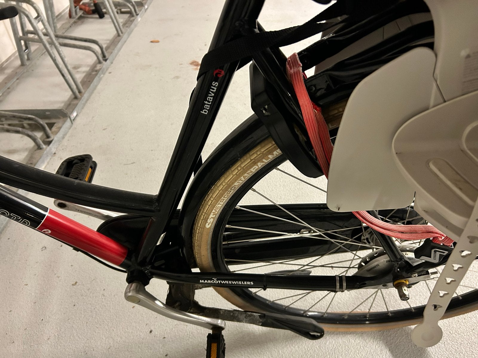 Foto 3 van Batavus damesfiets met kinderzitje en mand - Goede staat