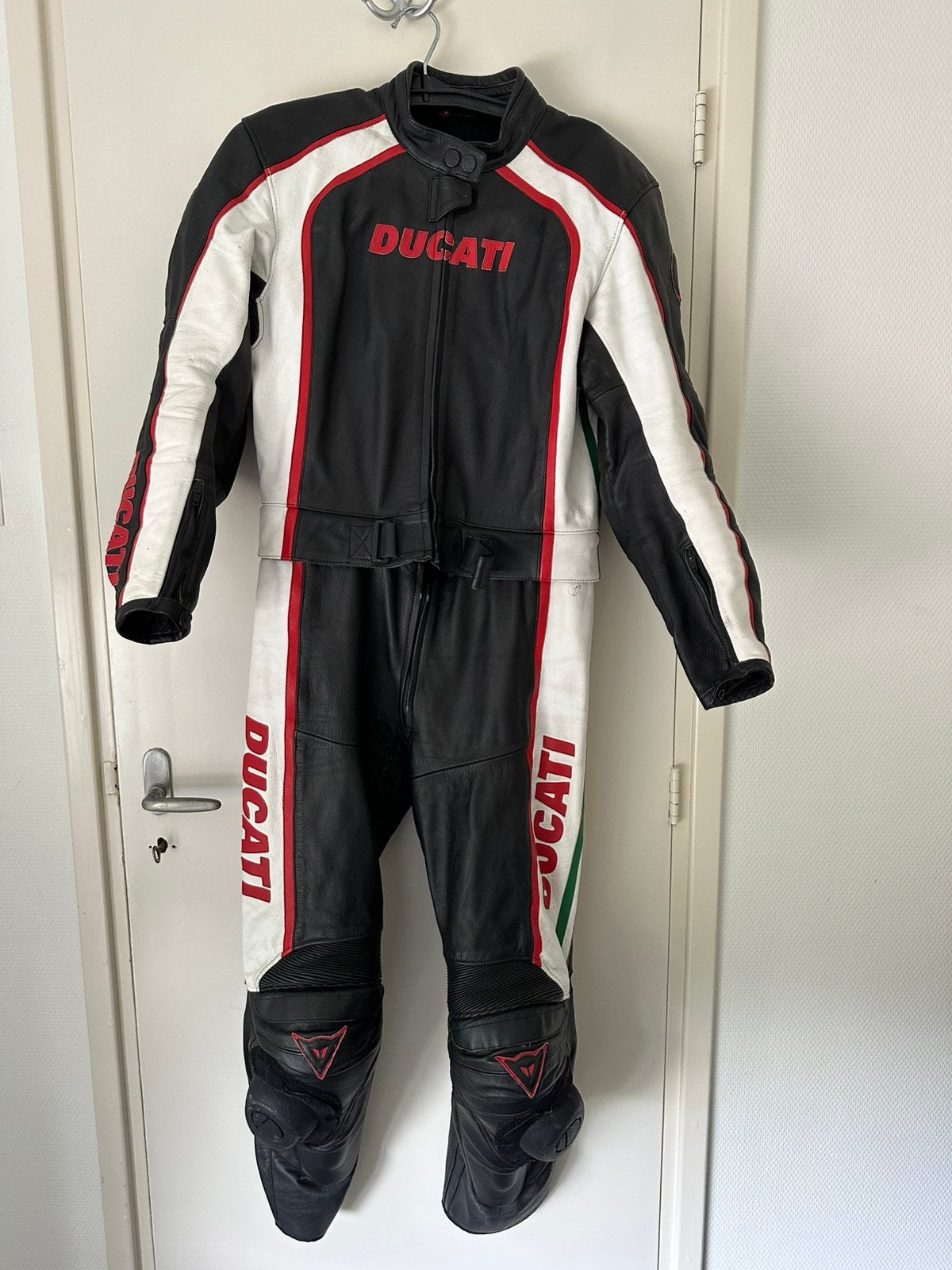 Dainese Ducati motorpak 2-delig leder/leer | maat 48, Ophalen of Verzenden, Tweedehands, Heren, Combipak