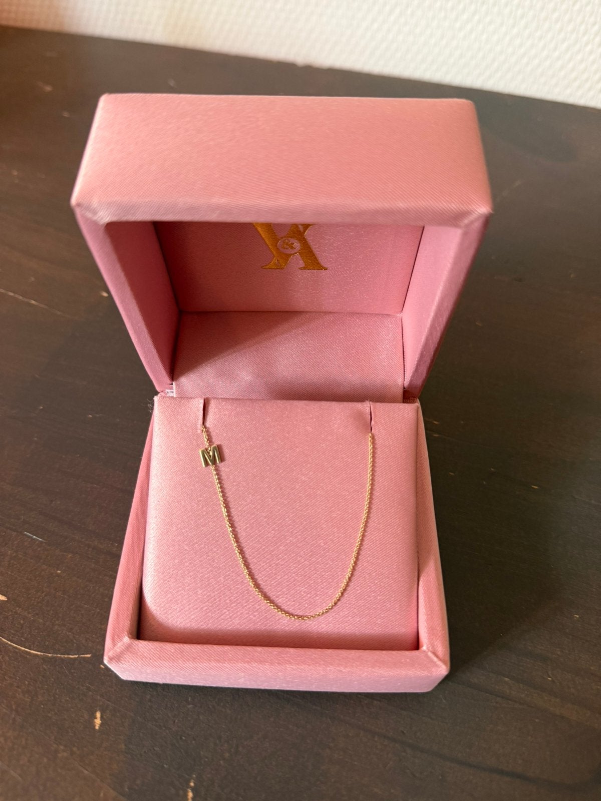 Vedder & Vedder initial ketting 9k goud letter M, Ophalen, Zo goed als nieuw, Goud, Goud