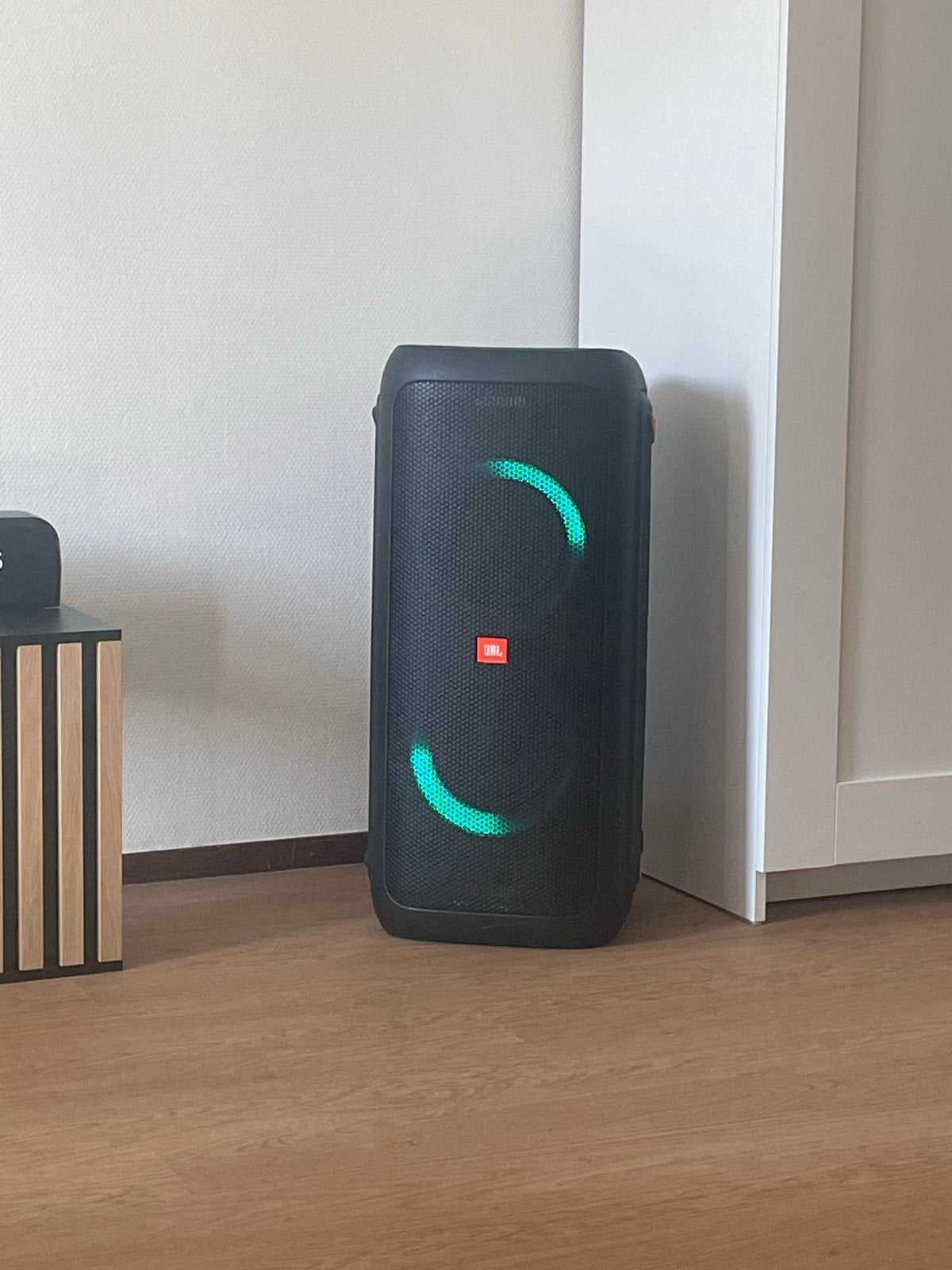 JBL Partybox 300 Verhuur - Krachtig Geluid voor Elk Feest., Party speaker, Ophalen of Verzenden, Zo goed als nieuw, Inclusief oplader