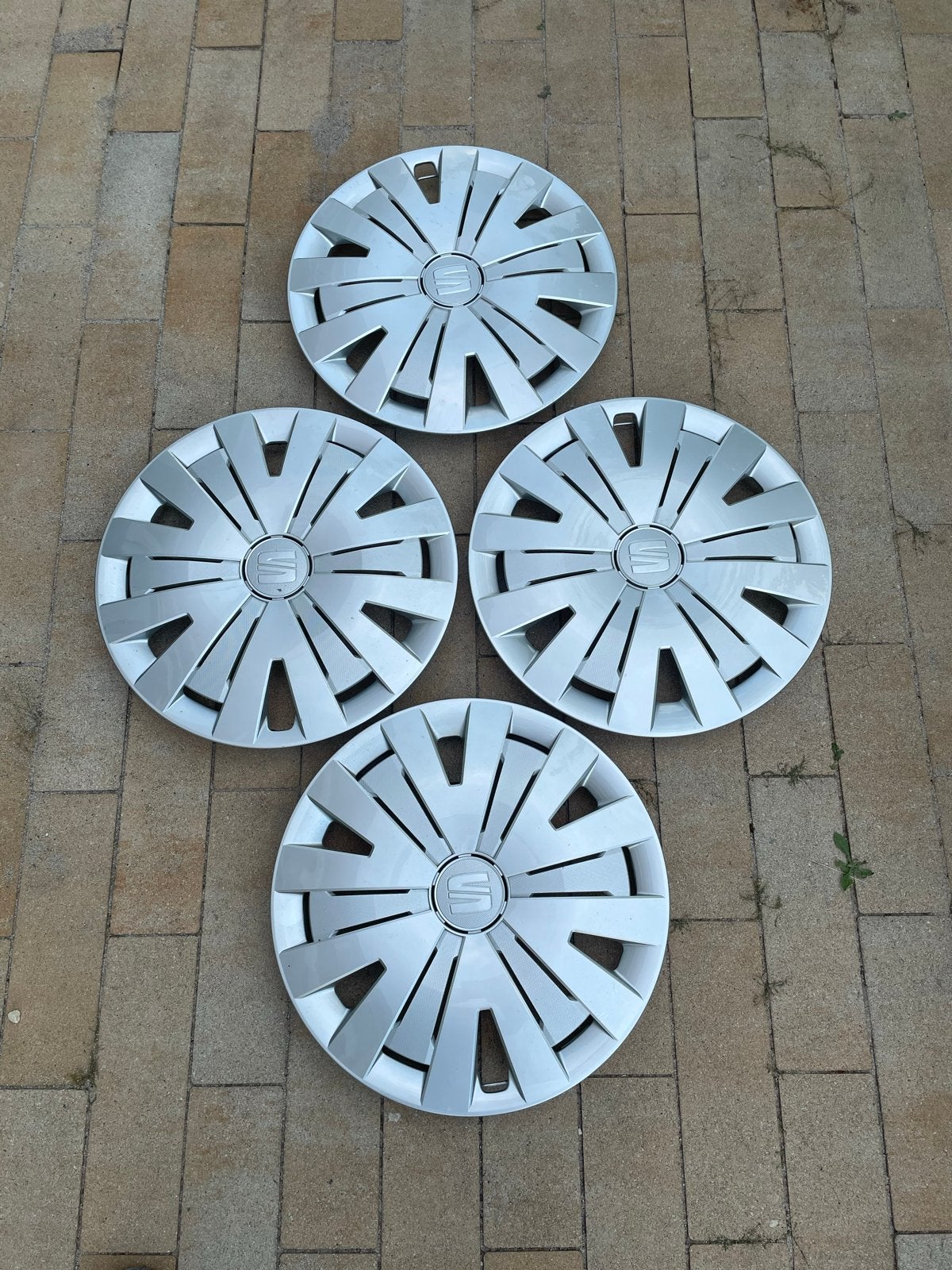Set van 4 SEAT wieldoppen - 15 inch, Auto diversen, Wieldoppen, Ophalen, Zo goed als nieuw