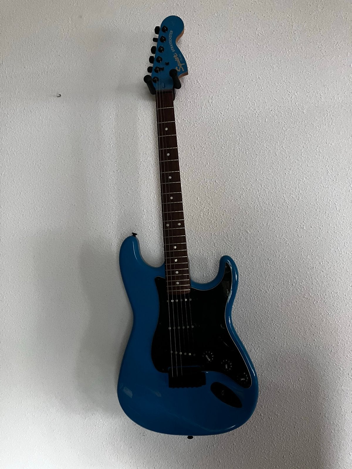Foto 2 van Elektrische gitaar (Squier Stratocaster) met Marshall verste