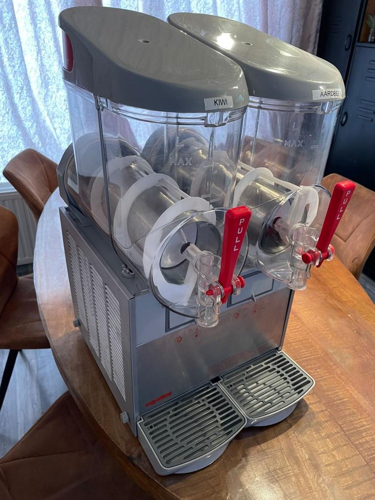 Ugolini MT 2 slushmachine, Ophalen