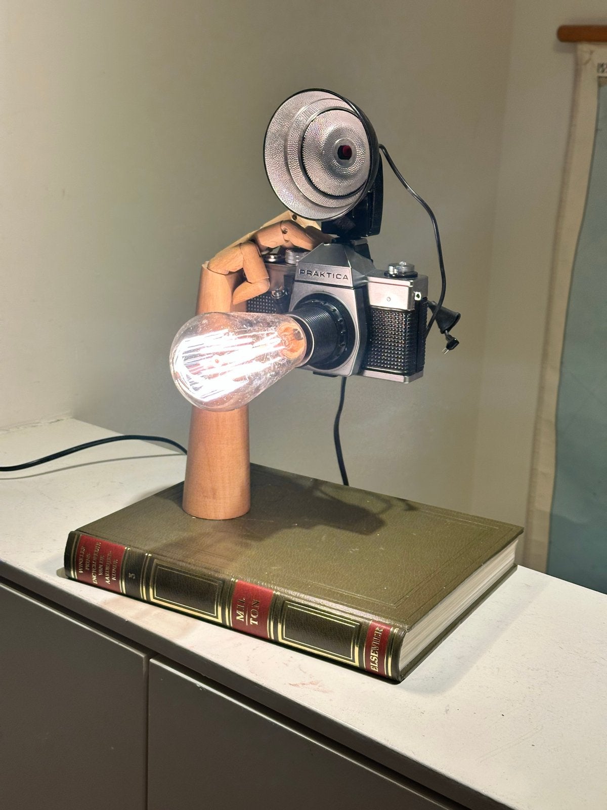 Unieke vintage camera tafellamp met houten hand, Gebruikt, Overige merken, Vintage, Meerkleurig