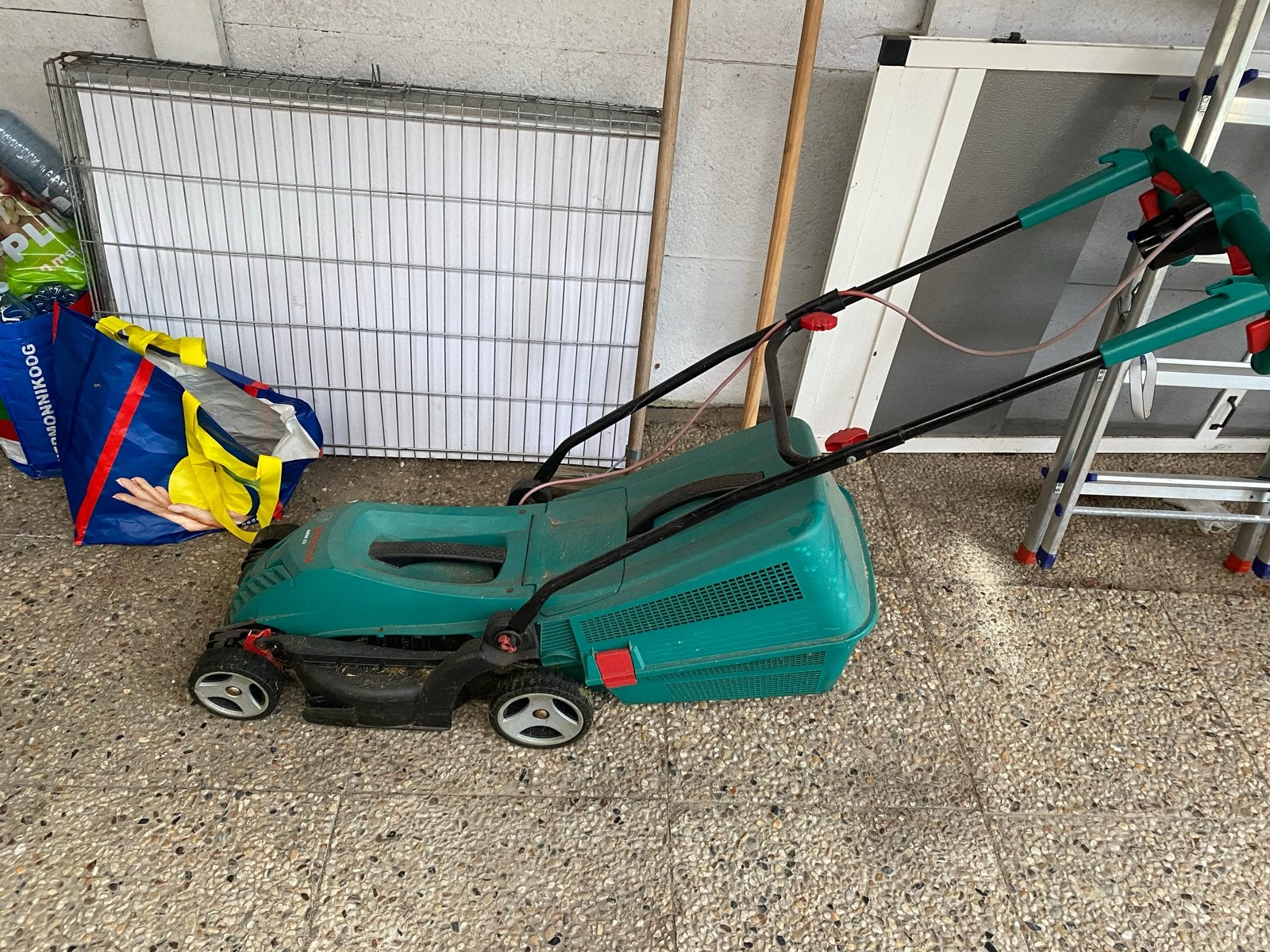 Bosch ARM 32 Elektrische Grasmaaier - Compact en Krachtig, Ophalen, Cirkelmaaier, Gebruikt, Elektrische grasmaaier