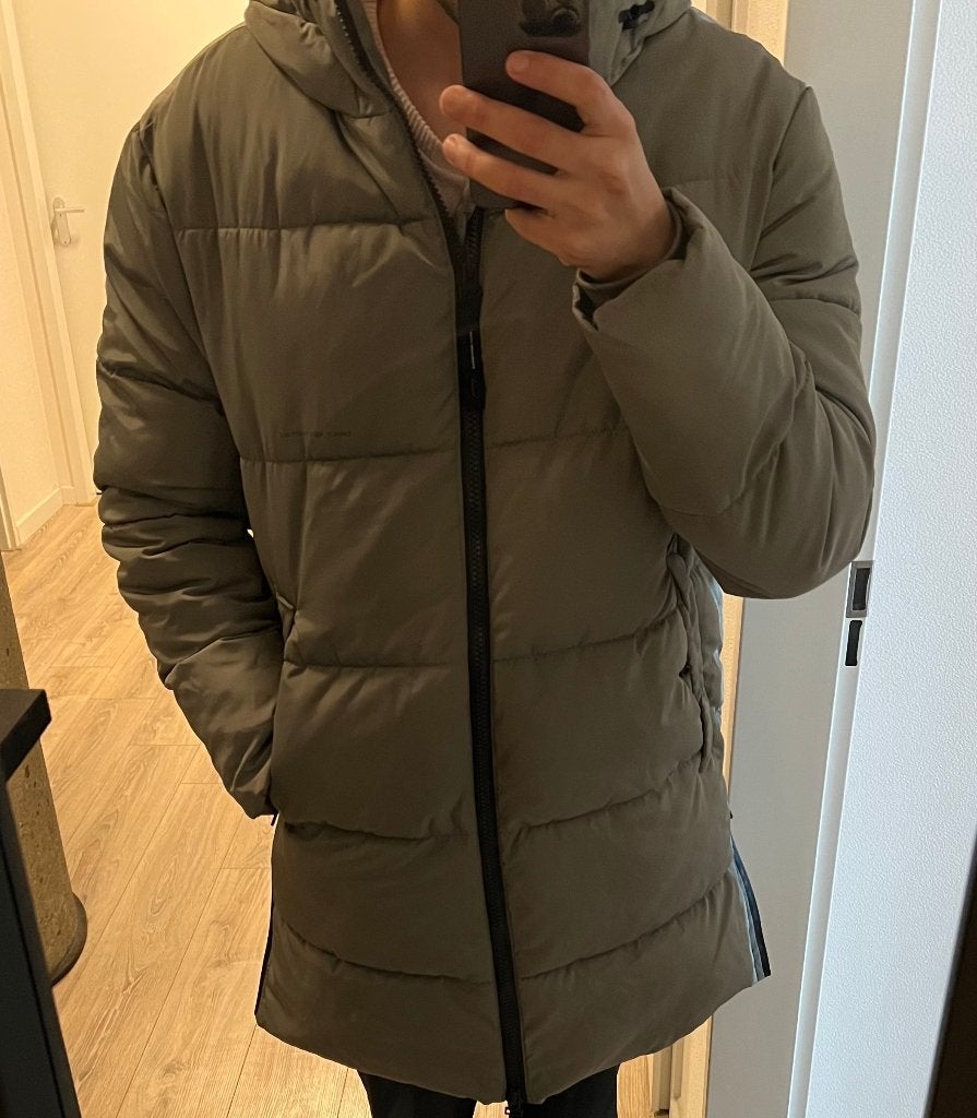 Daily Aesthetikz Lange Puffer Jas, Kleding | Heren, Maat 52/54 (L), Beige, Ophalen of Verzenden, Zo goed als nieuw