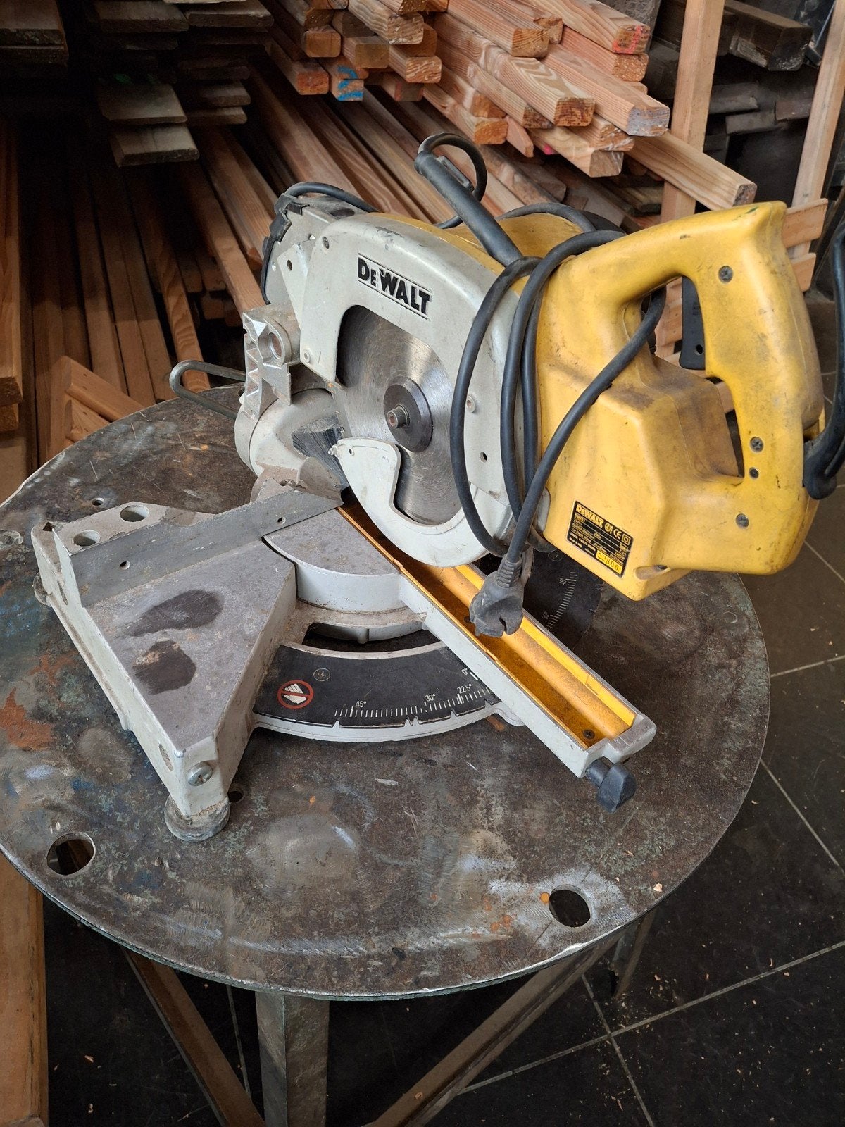 De Walt afkortzaag, Doe-het-zelf en Verbouw, Gereedschap | Zaagmachines, Ophalen, 1200 watt of meer, Afkortzaag, 30 tot 70 mm