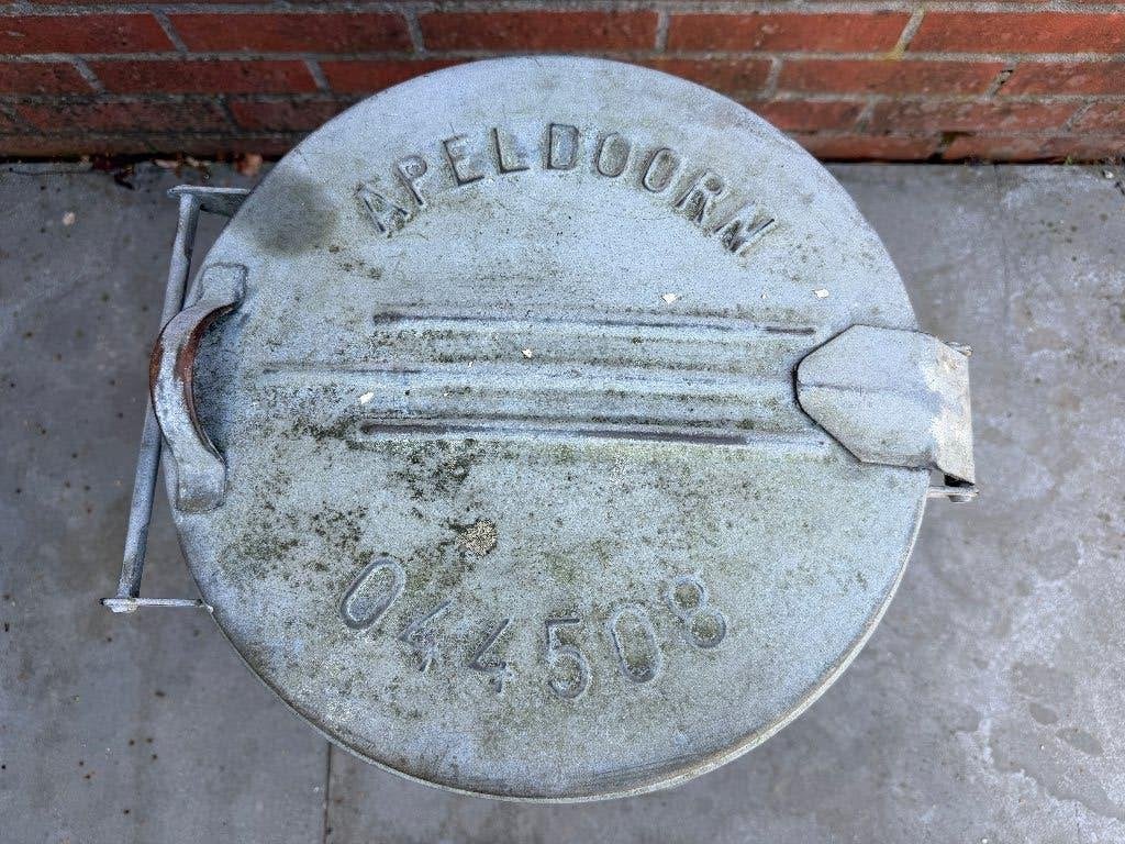 Zinken vuilnisbak Apeldoorn, Ophalen