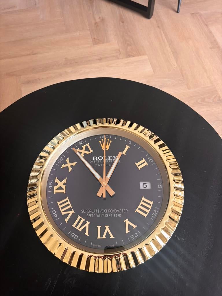 Rolex wandklok goud zwarte dial, Roman, Ophalen of Verzenden, Nieuw, Wandklok