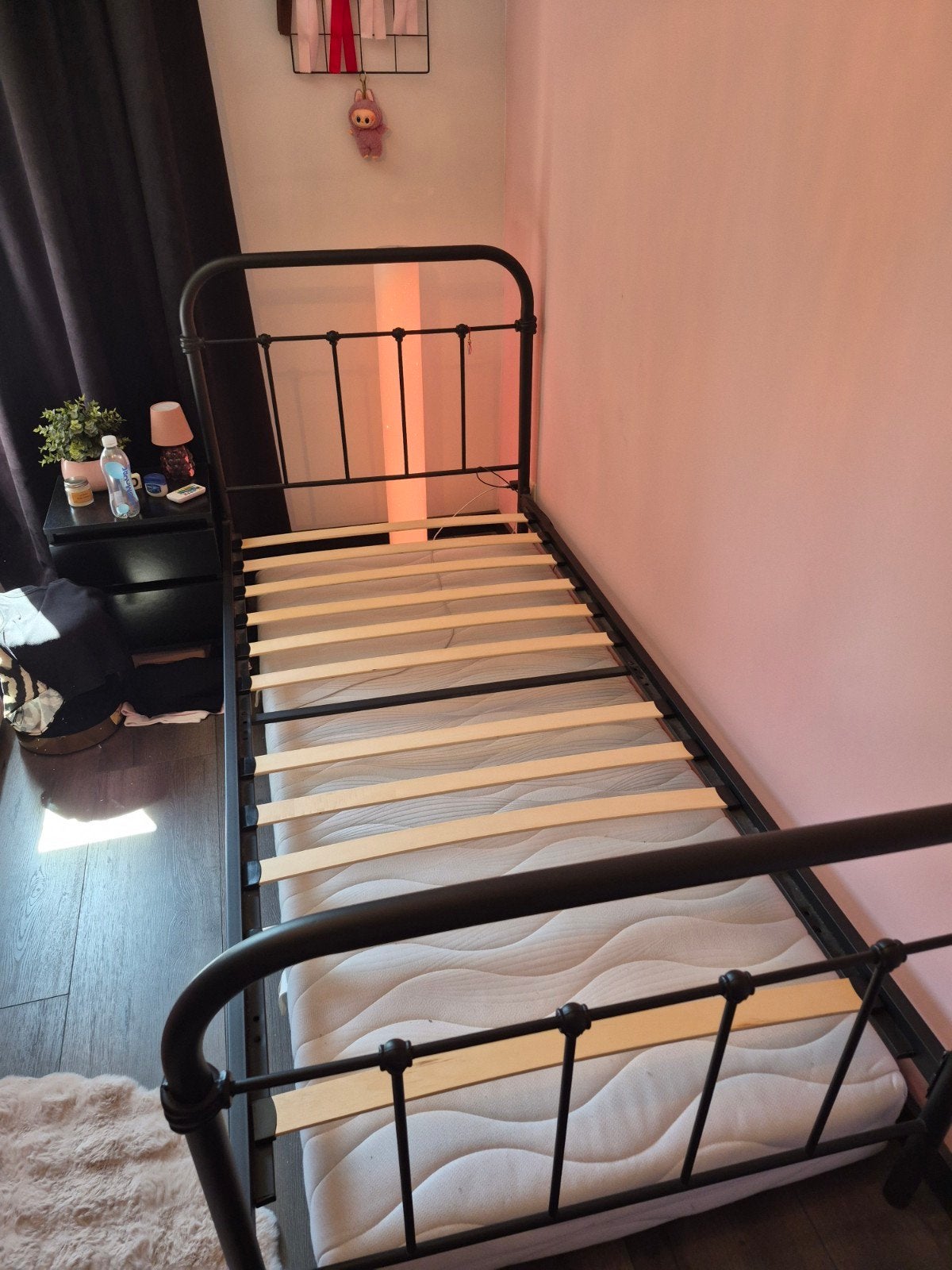 Zwart metalen eenpersoonsbed Anne leenbakker met lattenbodem, Huis en Inrichting, Slaapkamer | Bedden, Ophalen, Gebruikt, 90 cm