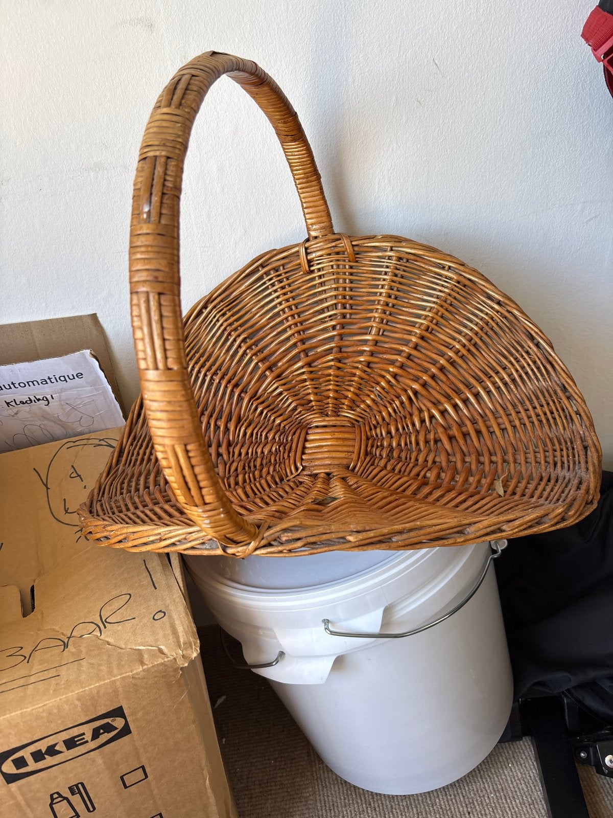 Vintage rieten mand met handvat, Huis en Inrichting, Woonaccessoires | Schalen en Manden, Ophalen, Gebruikt, Gevlochten, Mand