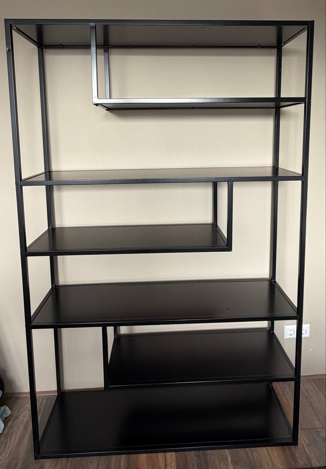 Zwart metalen open kast met asymmetrische planken, Huis en Inrichting, Kasten | Boekenkasten, Ophalen, Met plank(en), Gebruikt