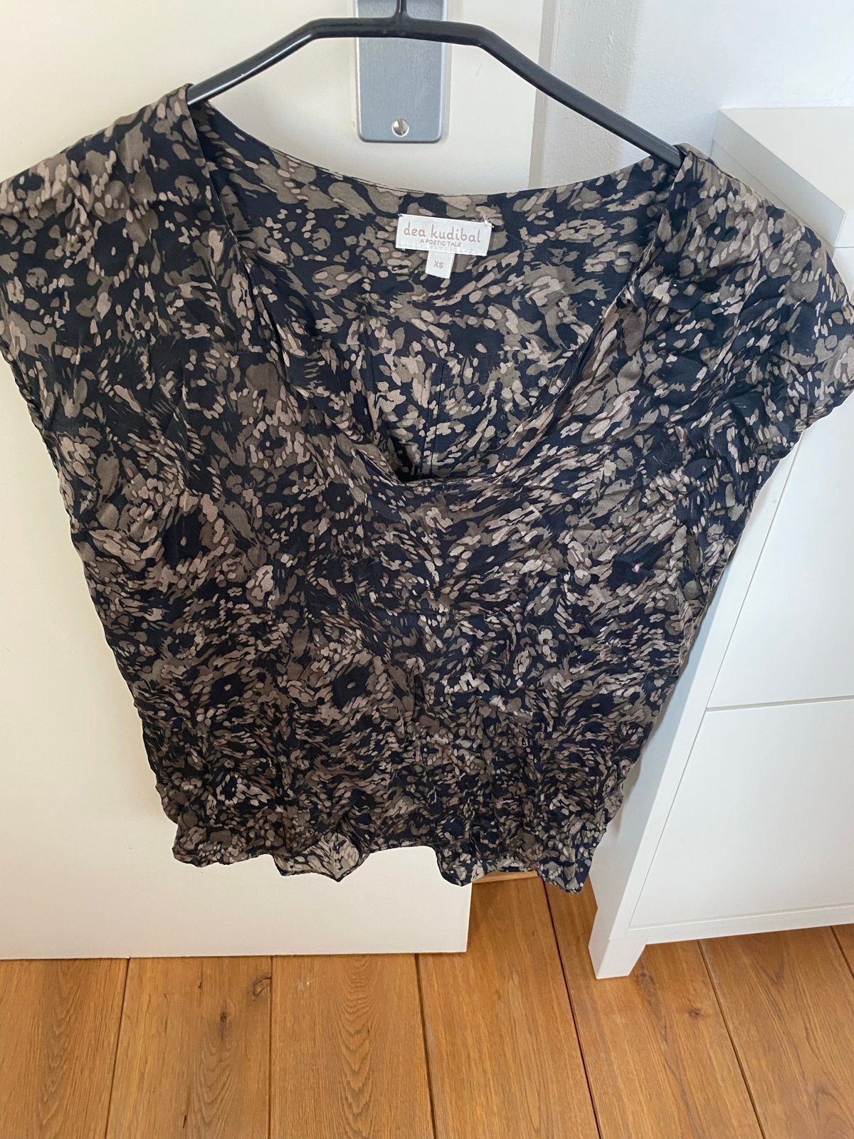 Dea Kudibal zijden blouse met print - Maat xs, Kleding | Dames, Tops, Zwart, Zo goed als nieuw, Korte mouw, Ophalen