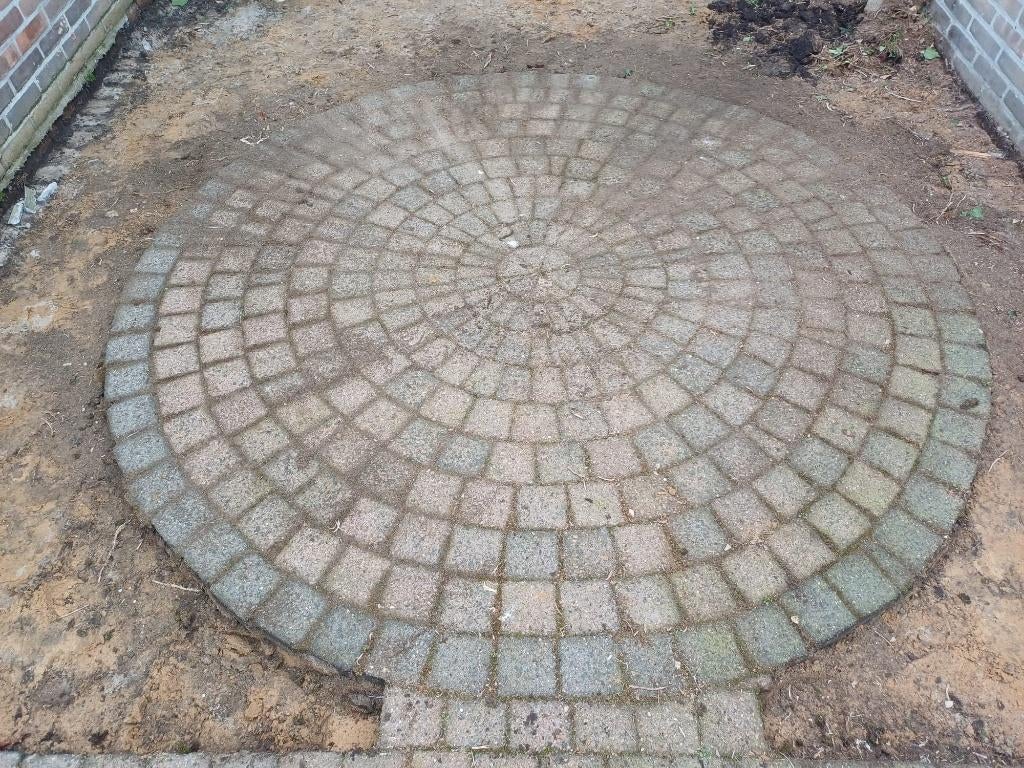 Tuintegels / klinkers / kinderkopjes in cirkel patroon, Ophalen, Gebruikt, Minder dan 5 m², Beton
