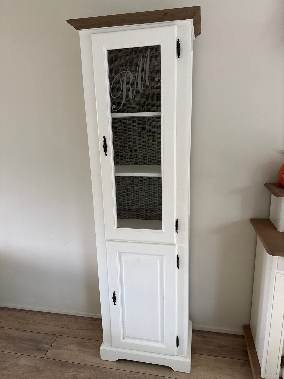 Witte Riviera Maison kast met glazen deur en initialen, Ophalen of Verzenden, Zo goed als nieuw